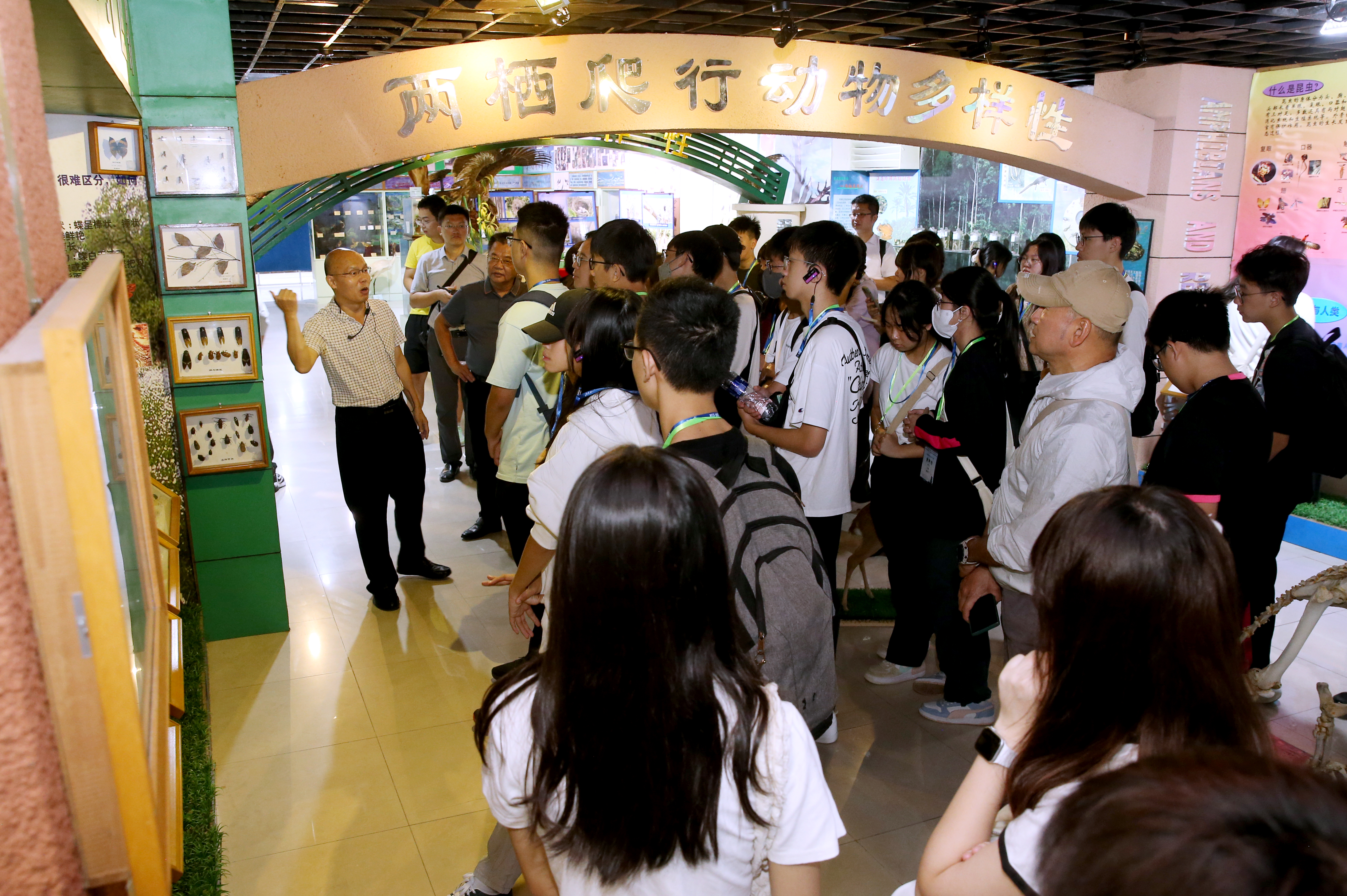 “同行万里——香港中学生内地交流团”来我校参观交流