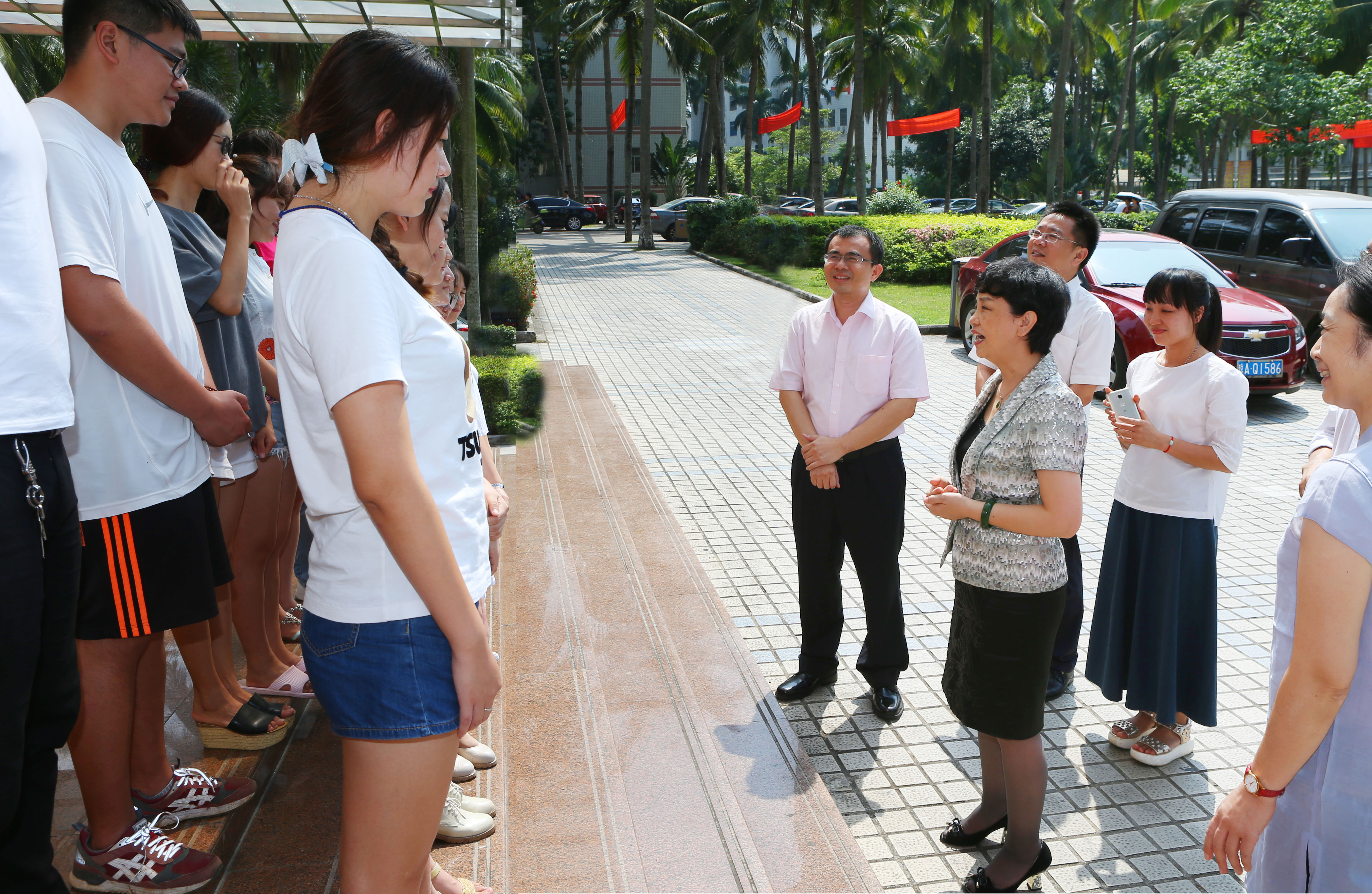 李红梅书记为赴泰国汉语志愿者践行