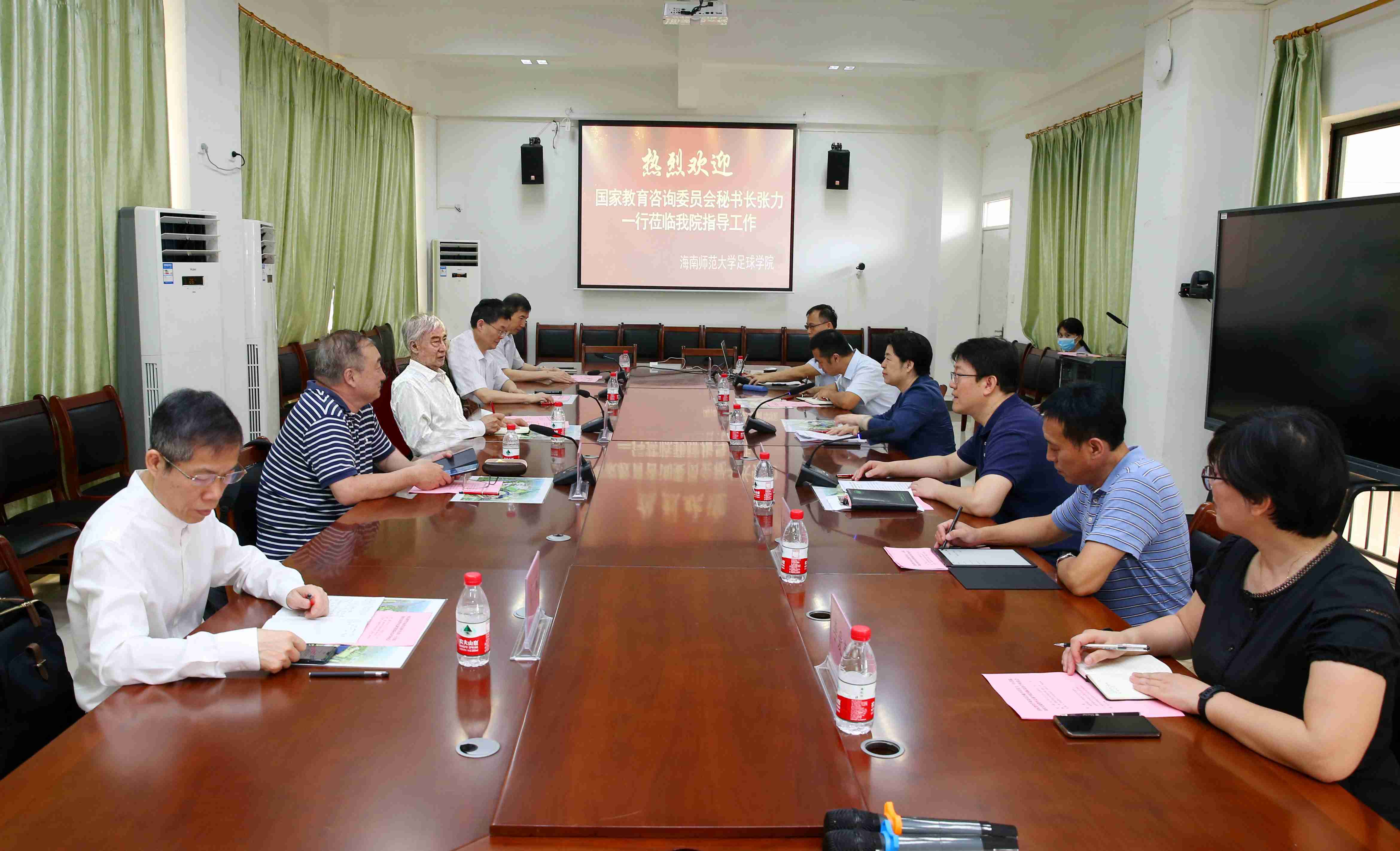 国家教育咨询委员会秘书长张力到我校足球学院交流指导