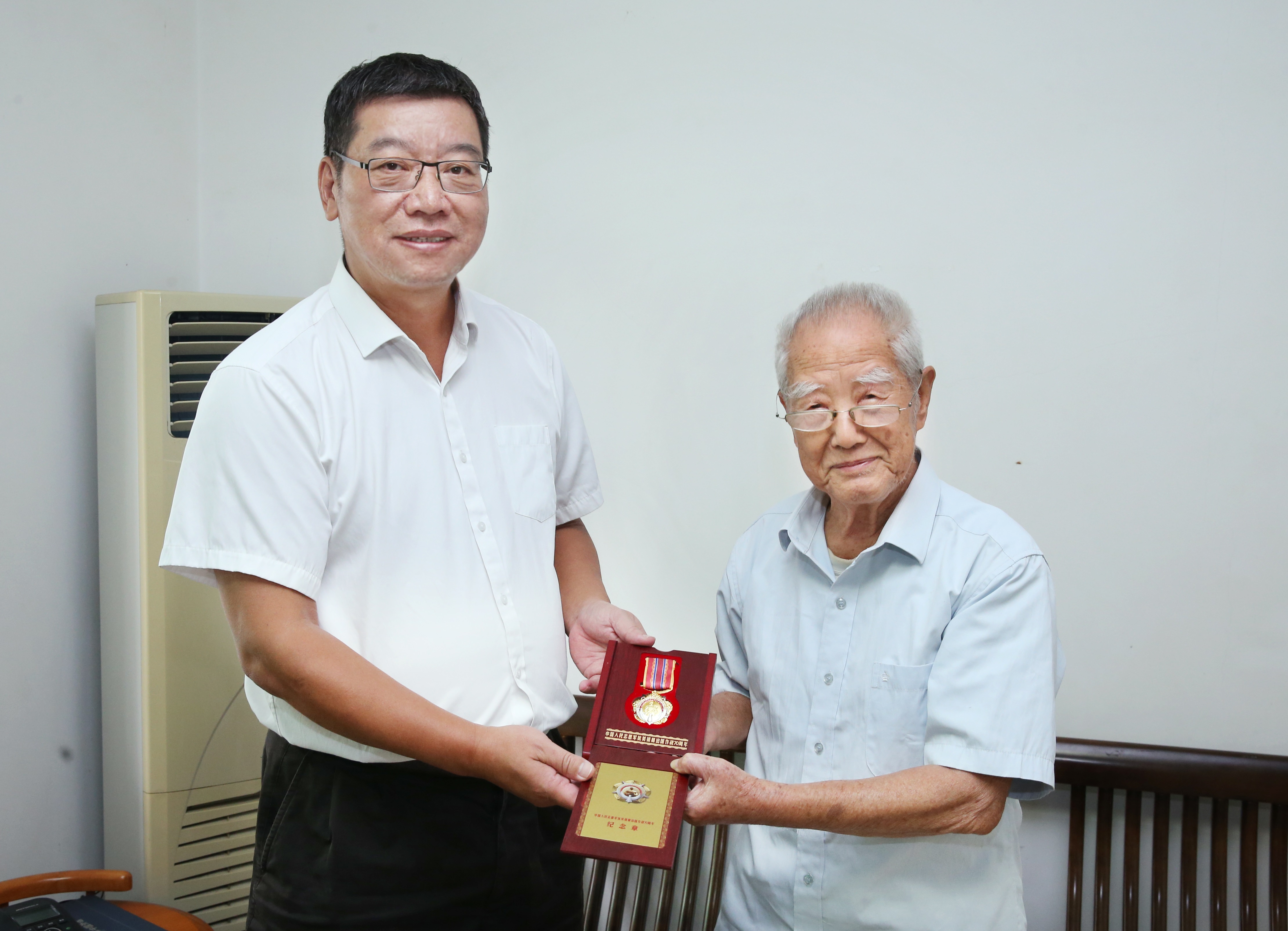 退休干部朱荣衢获颁抗美援朝出国作战70周年纪念章