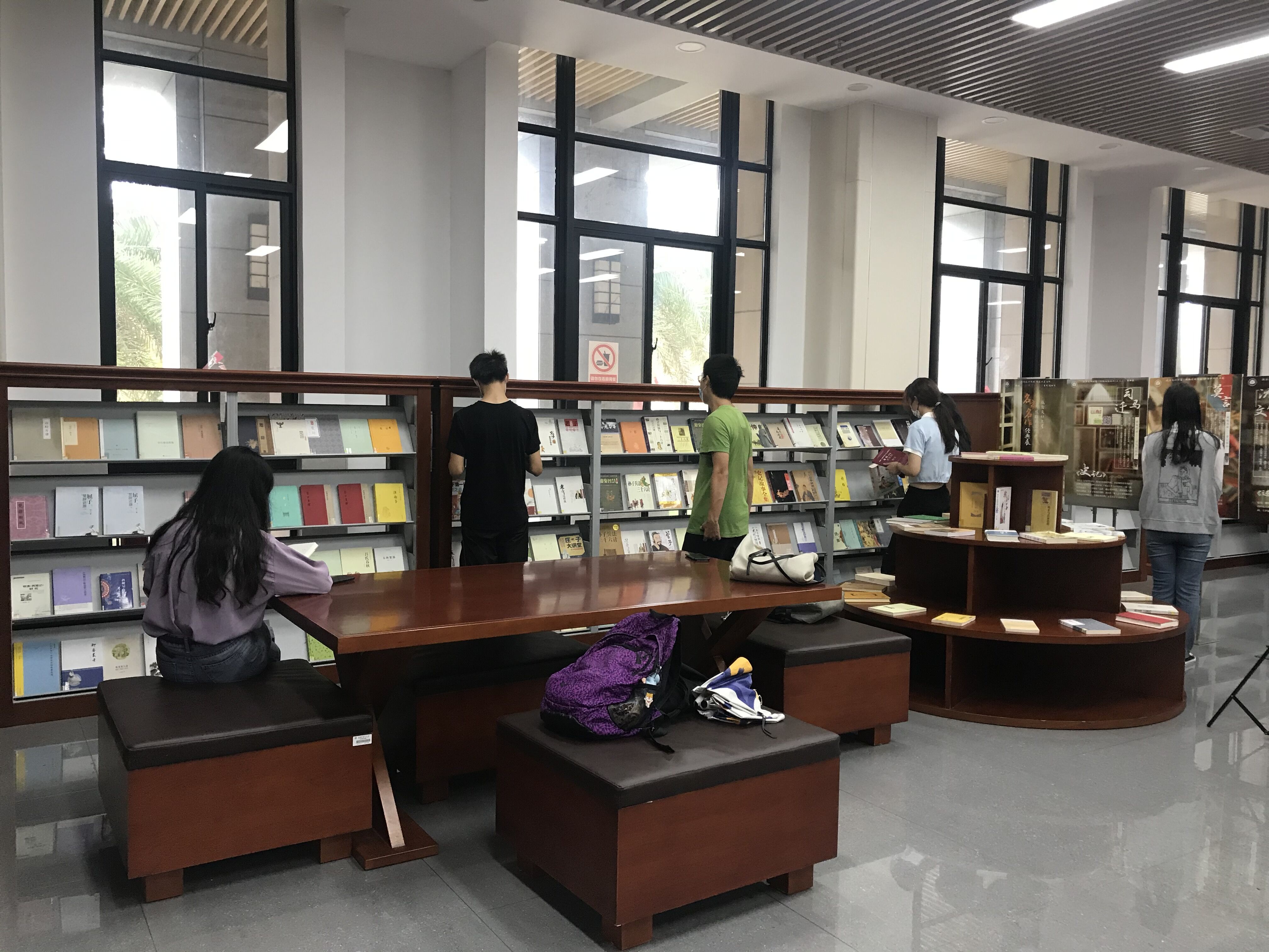 图书馆举办“世界，因悦读而精彩”分享会暨颁奖典礼等系列活动