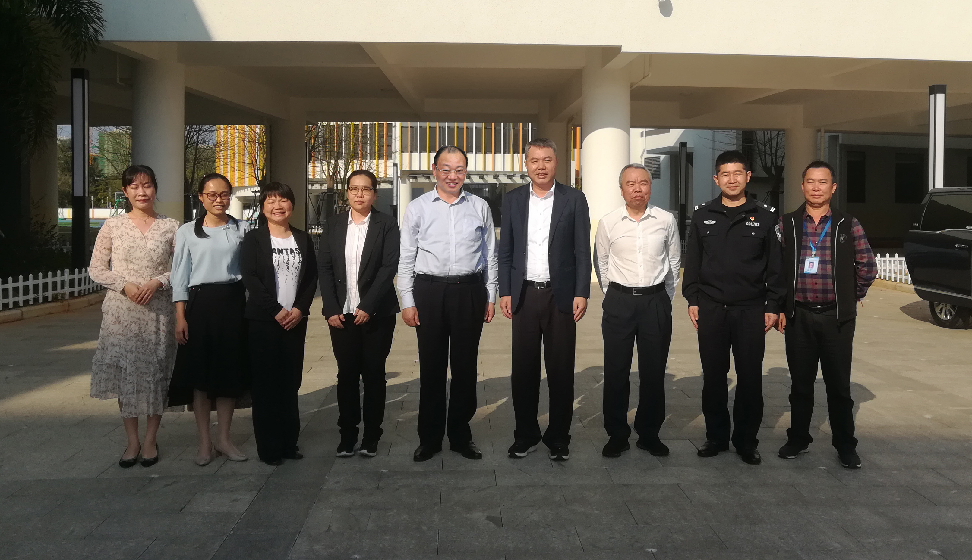 校领导与秀英区委领导到海南师大海口新海学校调研