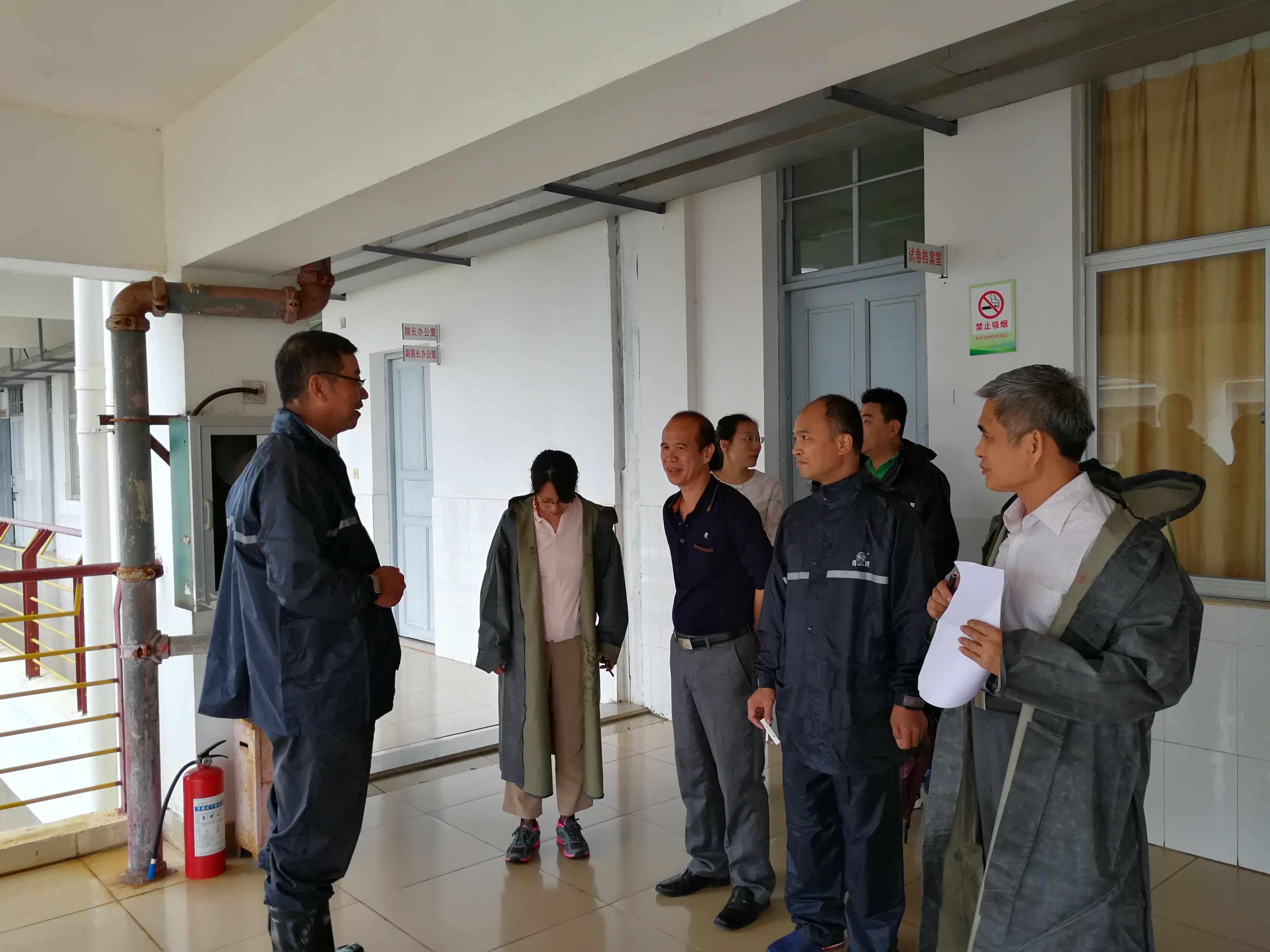 林强校长主持召开抗台风工作紧急会议