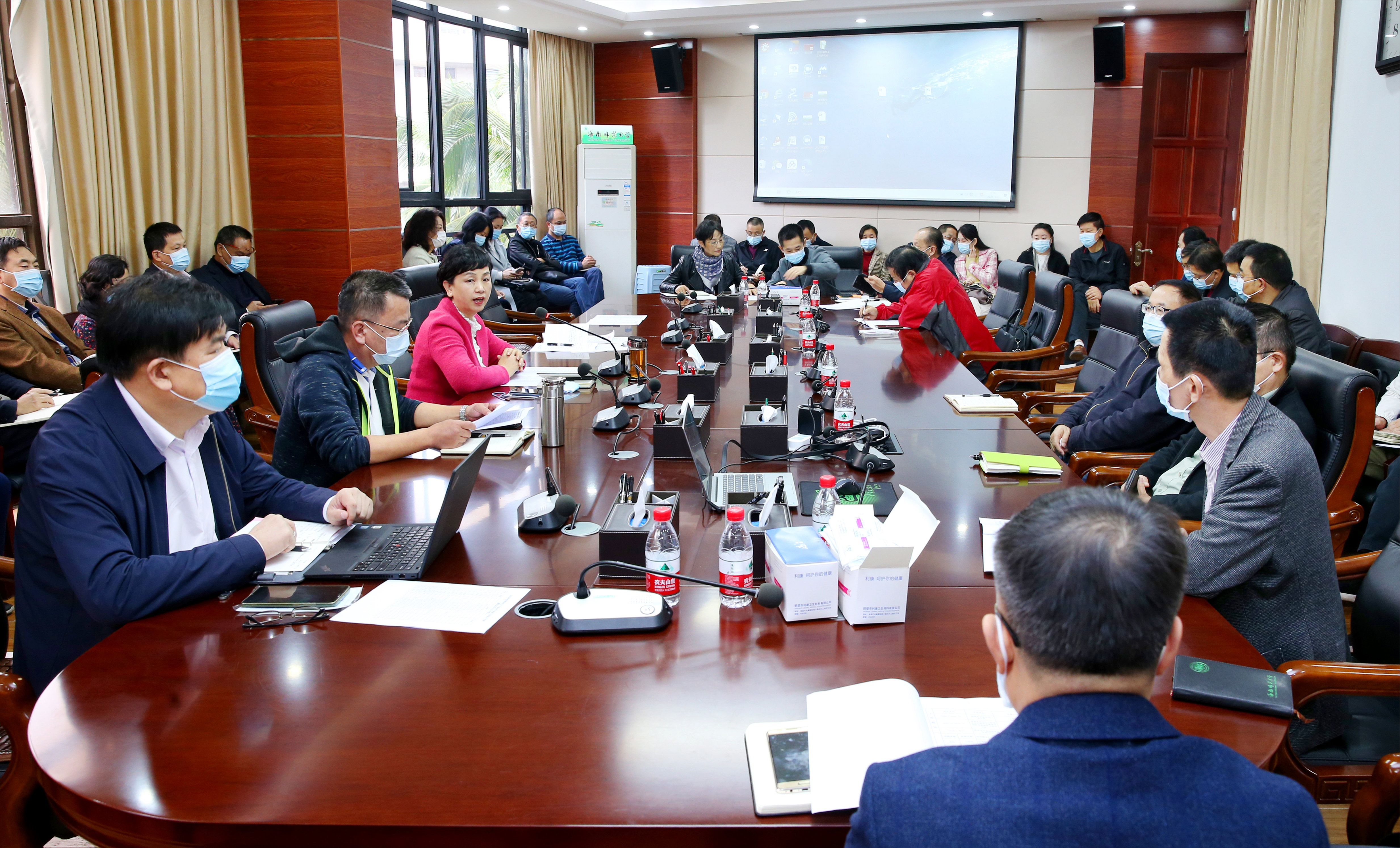 李红梅主持召开2020年校领导民主生活会征求意见会