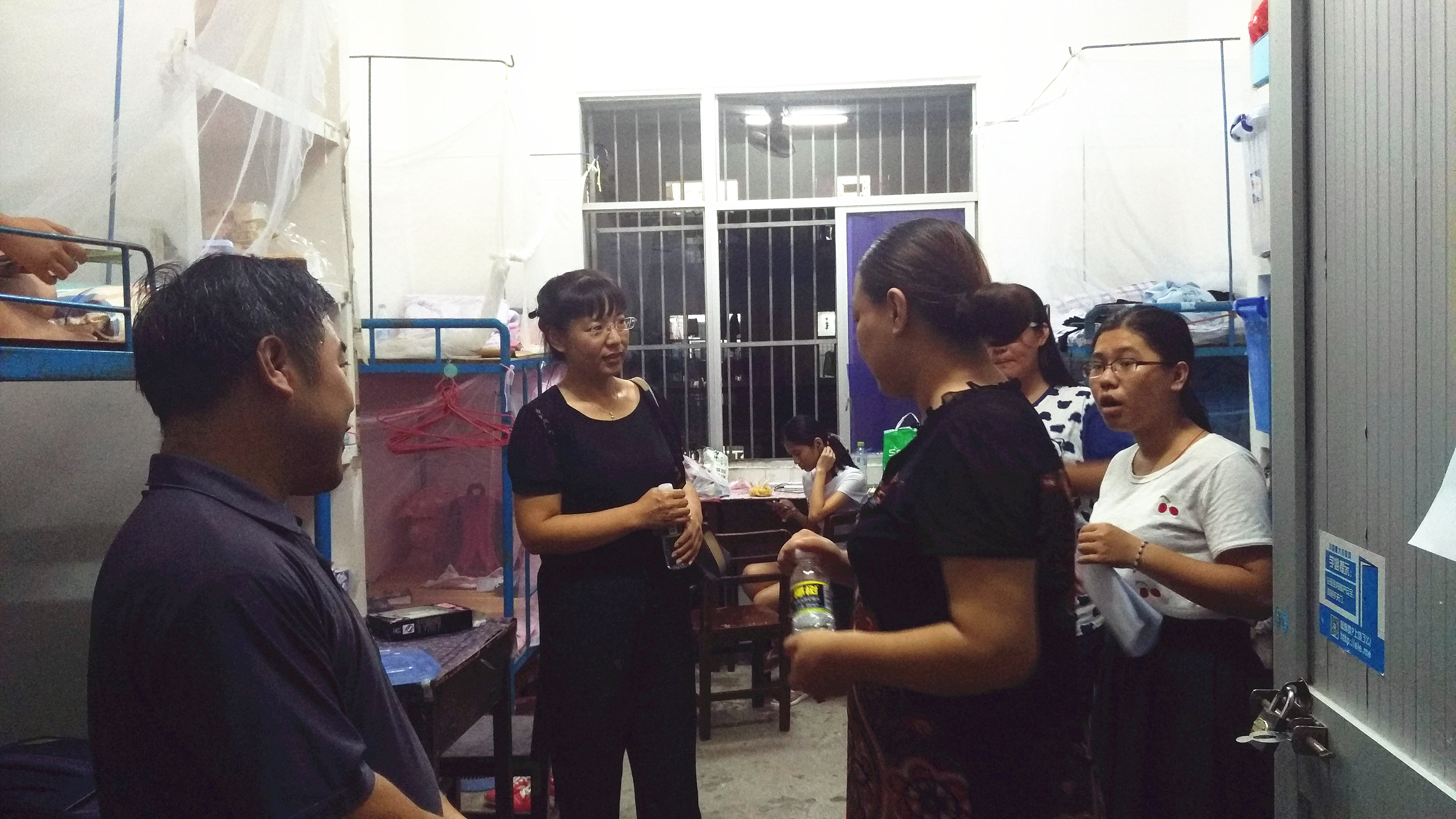 物电学院领导班子走访2015级新生宿舍