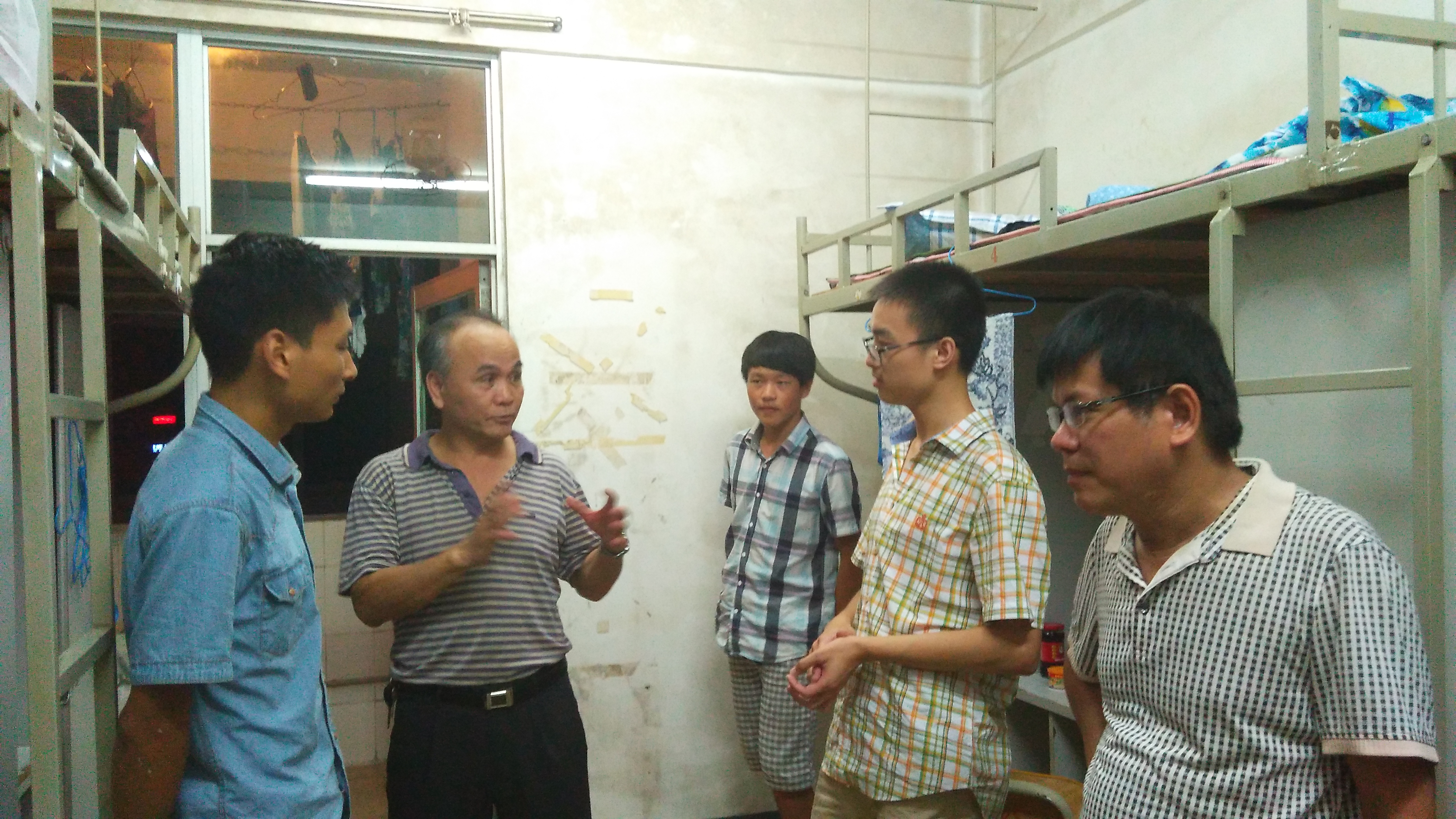 物电学院领导班子走访2015级新生宿舍