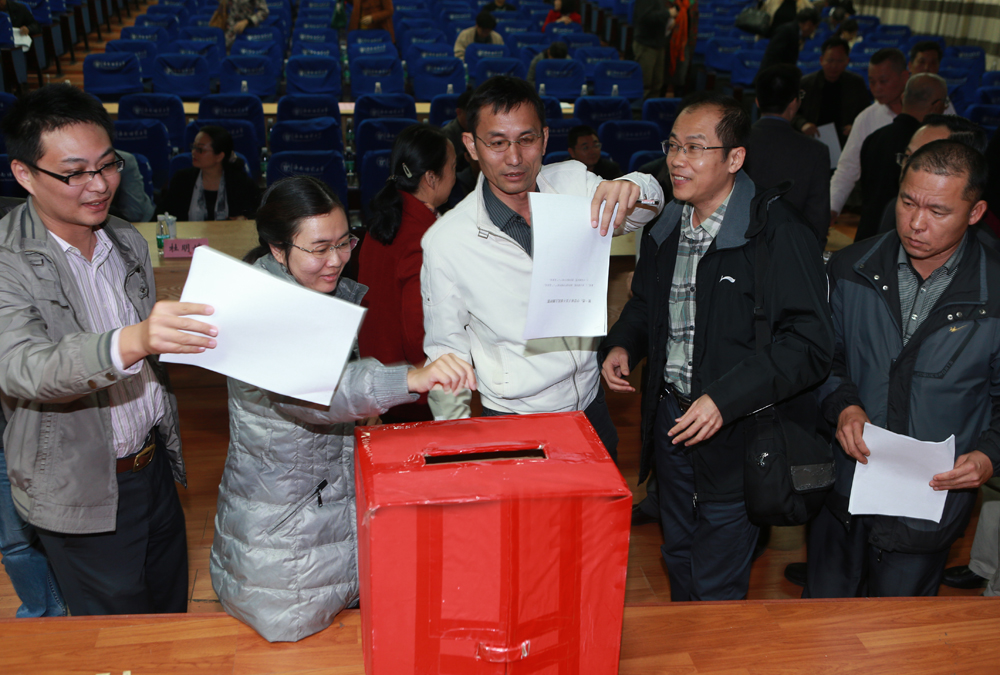 我校召开第五轮中层领导班子届中考核述职大会