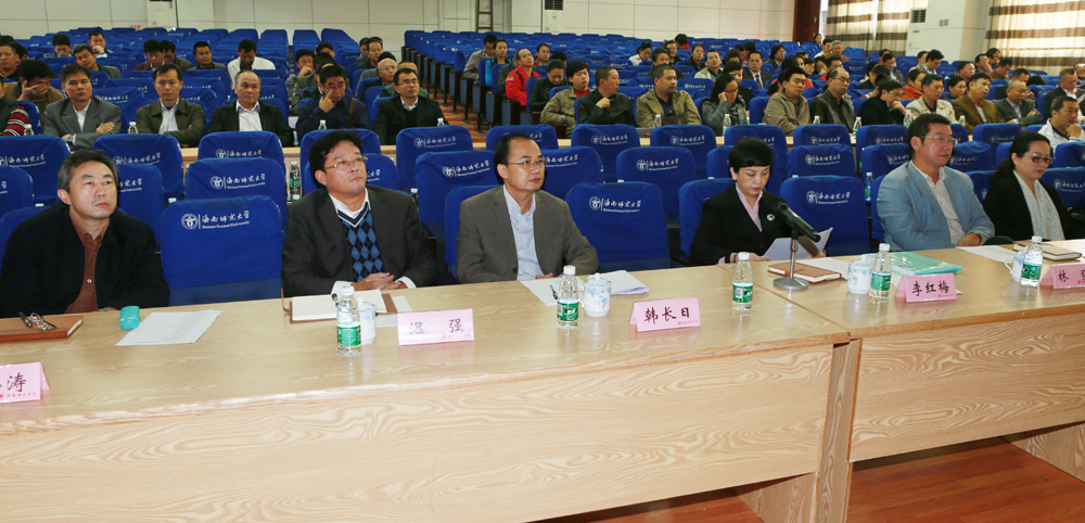 我校召开第五轮中层领导班子届中考核述职大会