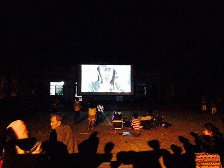 电影下乡 情暖桂林洋――记经济与管理学院青年志愿者电影下乡