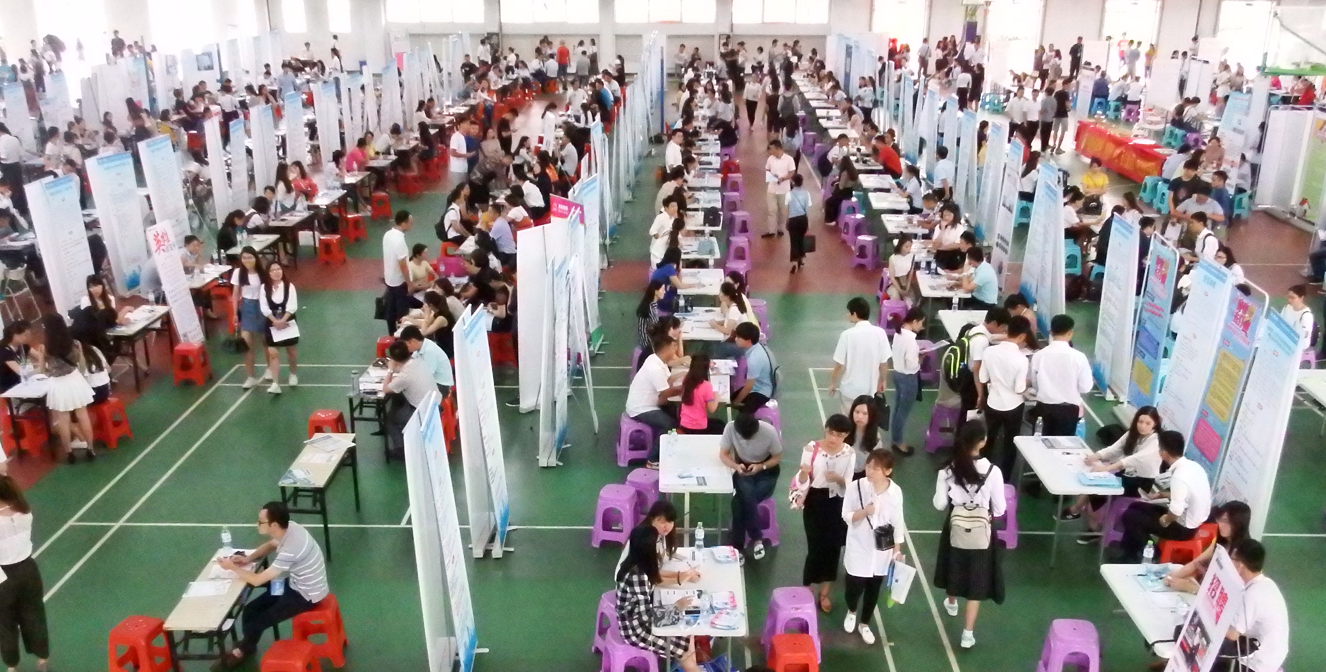 2017年海口市高校毕业生大学城专场招聘会在我校桂林洋校区举行