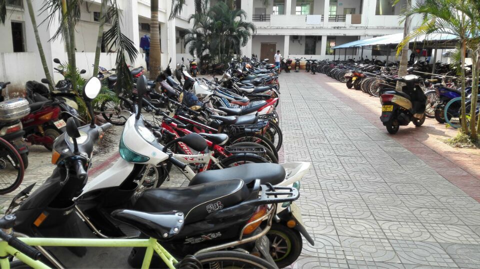 传递文明  扶起“爱心”――记经济与管理学院校园便民自行车整理活动