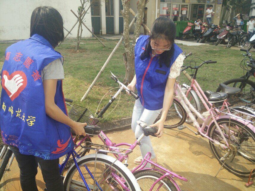 传递文明  扶起“爱心”――记经济与管理学院校园便民自行车整理活动