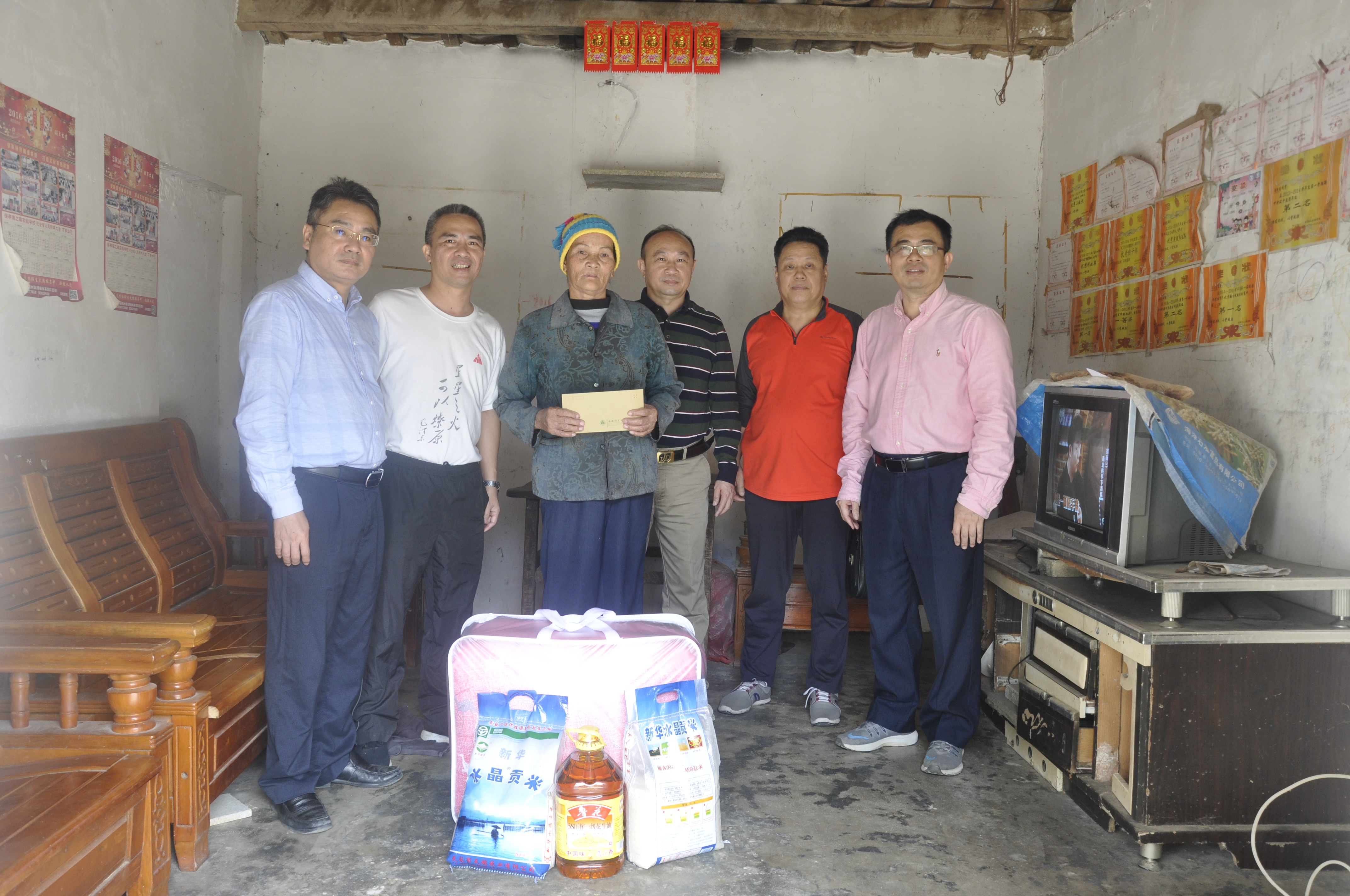 经济与管理学院赴亚欠村慰问定点扶贫户