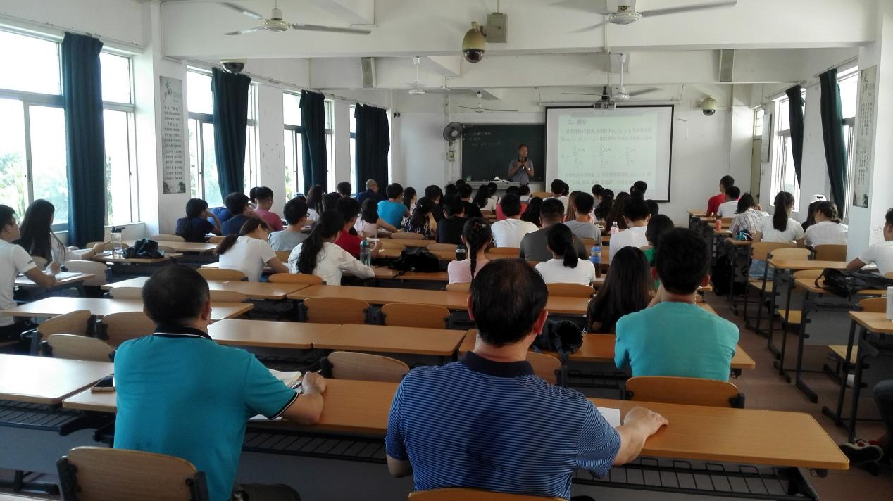 李森副校长深入课堂听课