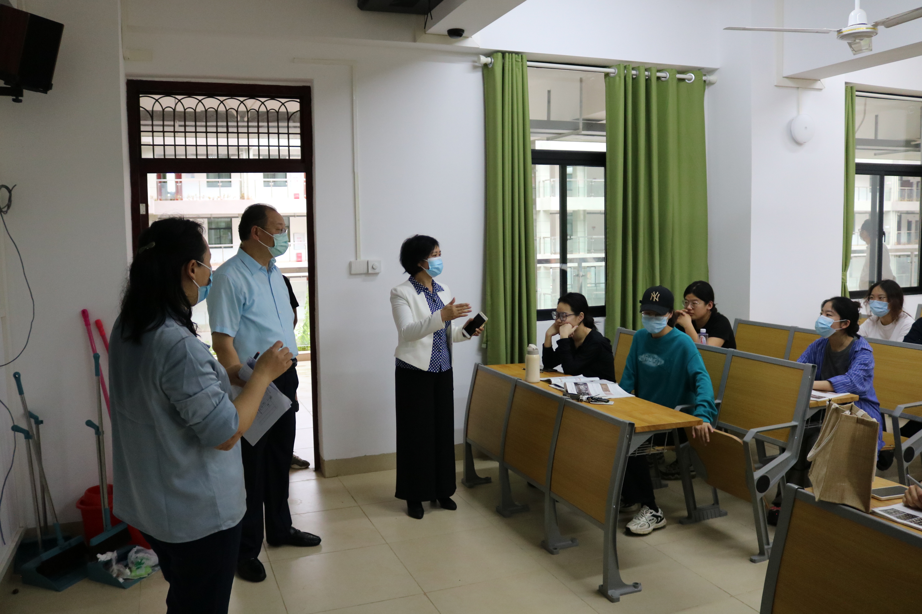 过建春调研学校线下复课教学情况