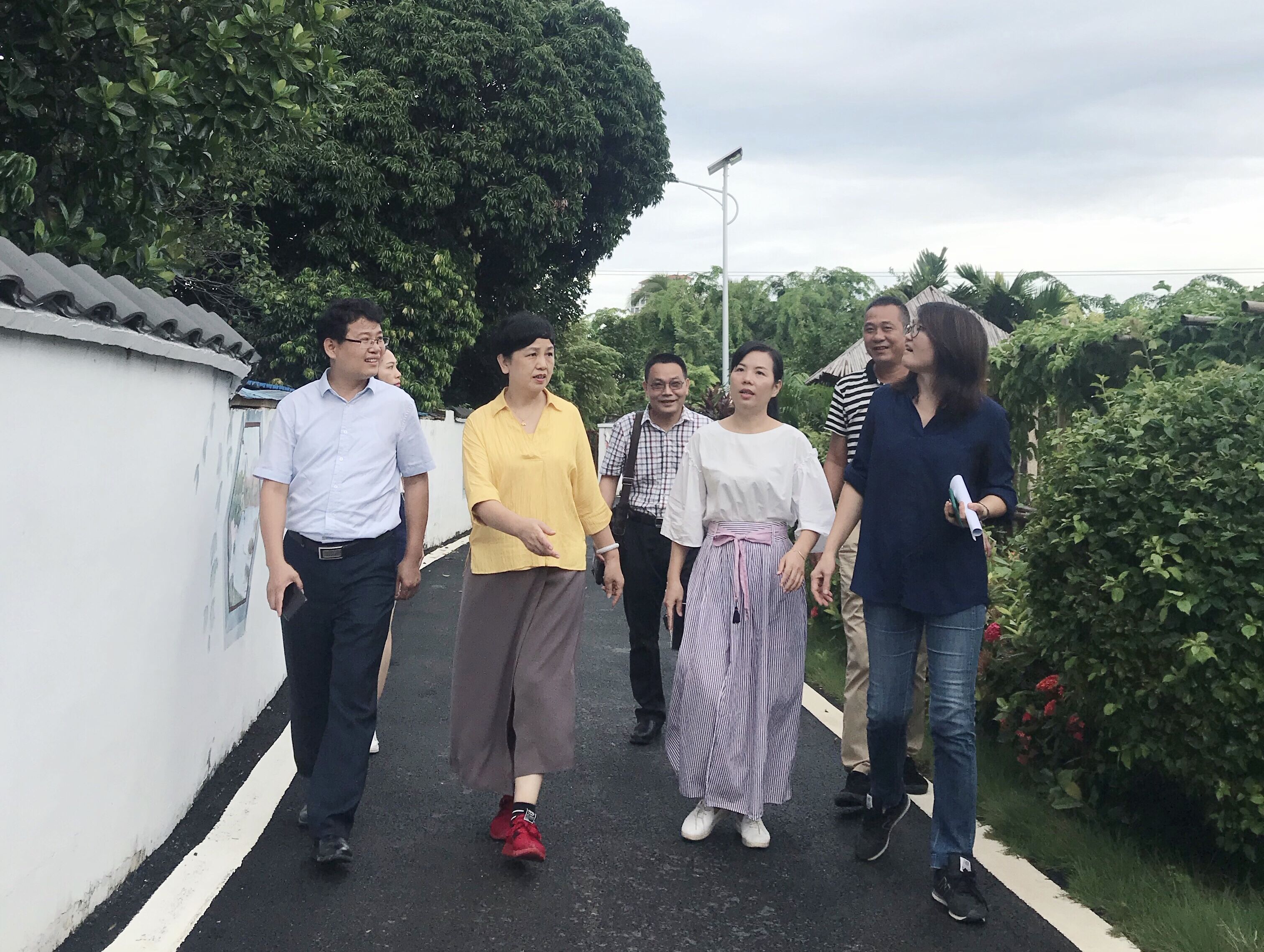 李红梅看望乡村振兴工作队：扎根农村、“十抓十好”