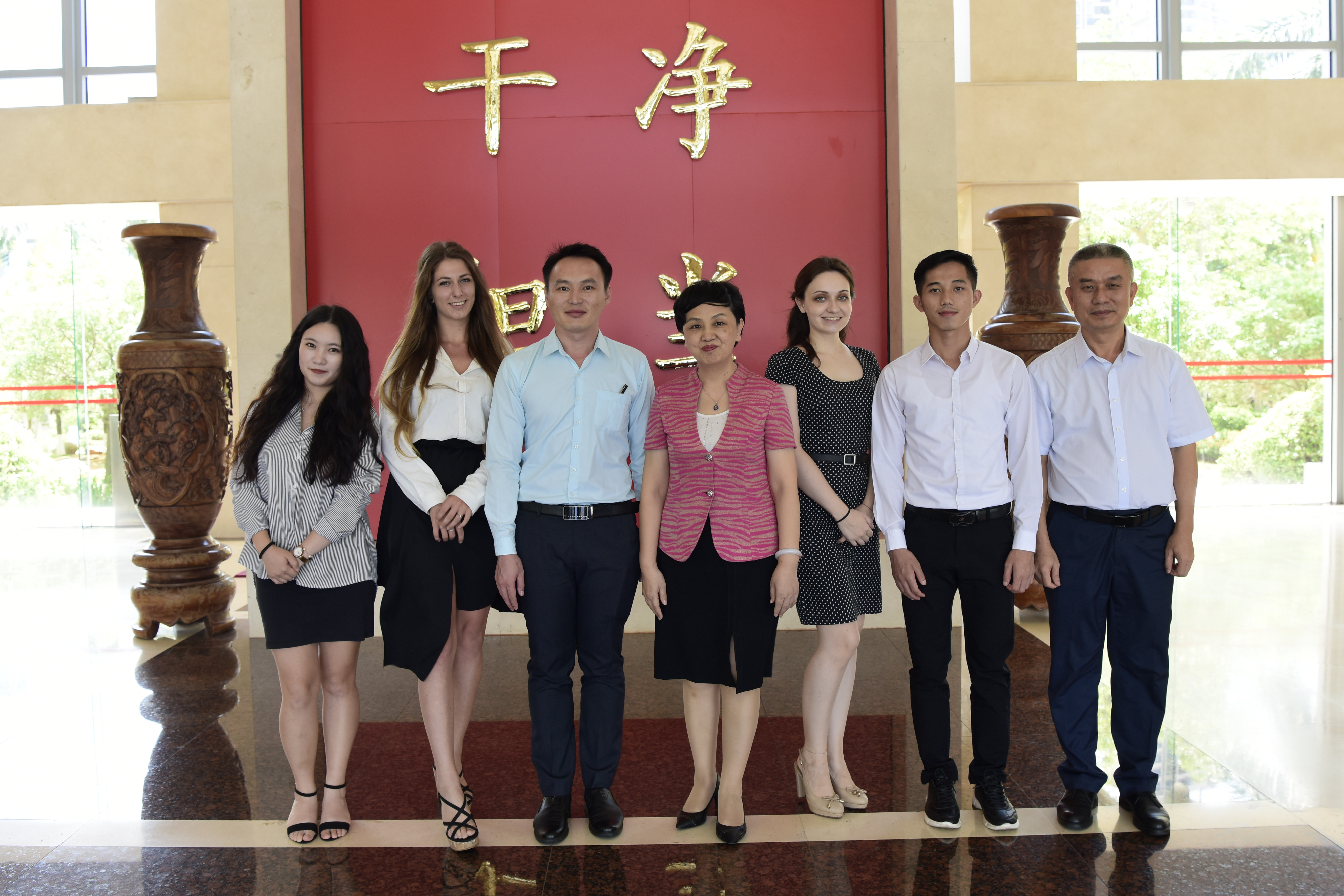刘赐贵书记亲切回应我校留学生的意见建议