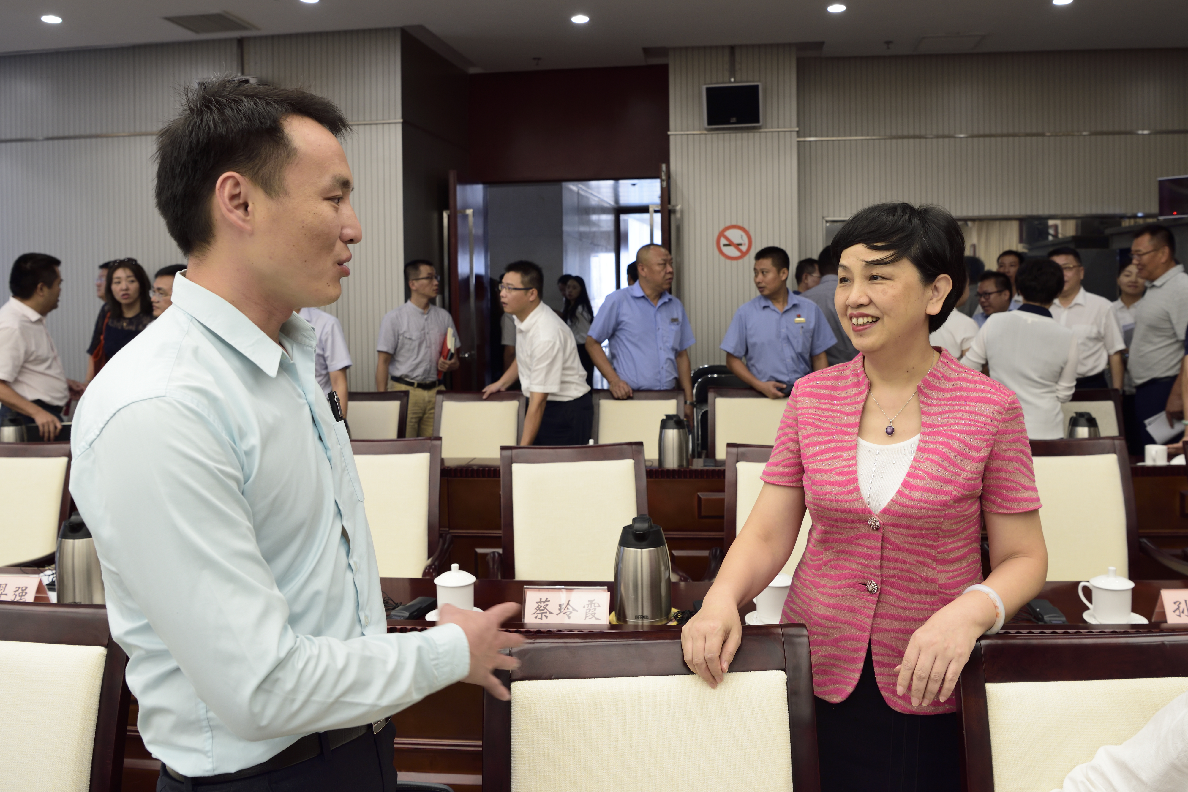 刘赐贵书记亲切回应我校留学生的意见建议