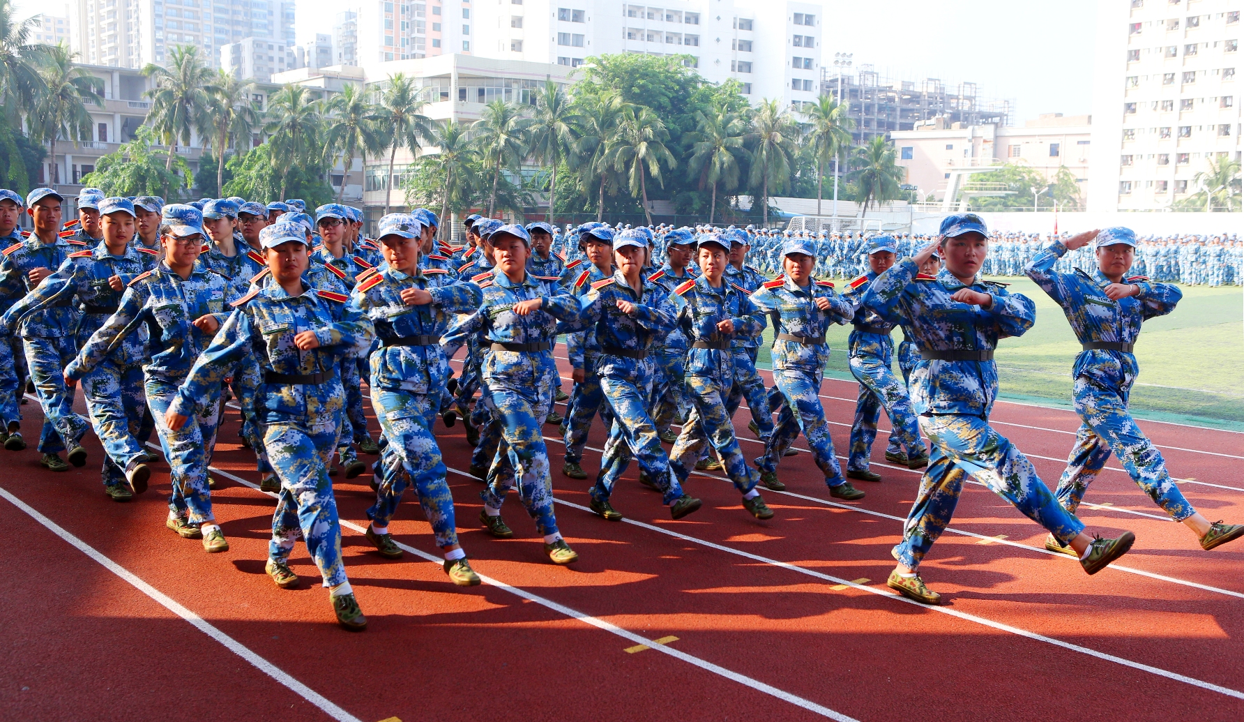 我校2015级新生军训阅兵暨总结表彰大会隆重举行
