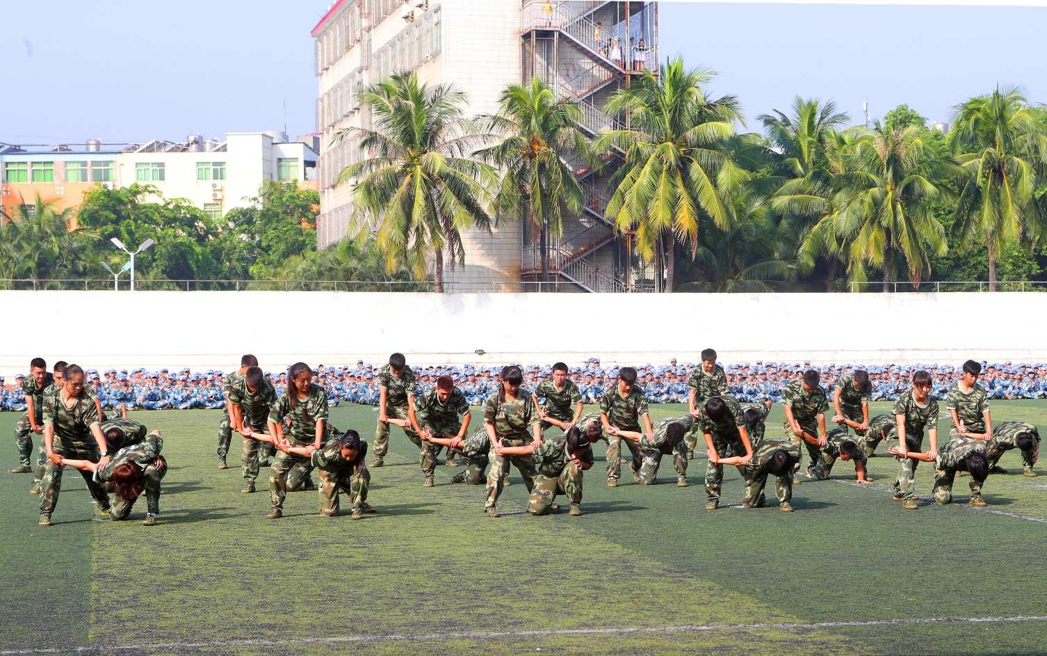 我校2015级新生军训阅兵暨总结表彰大会隆重举行