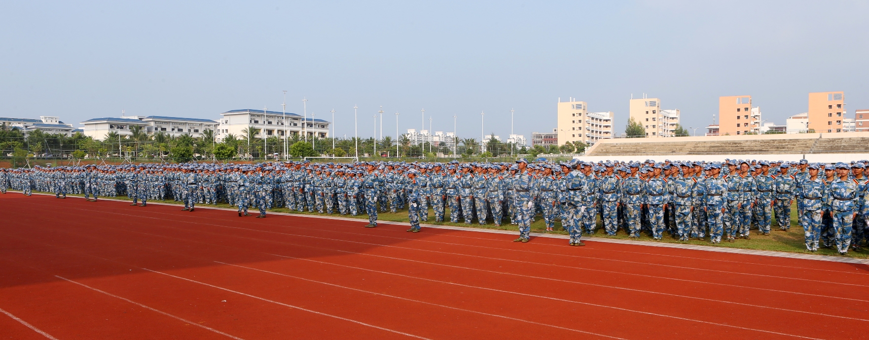 我校2015级新生军训阅兵暨总结表彰大会隆重举行