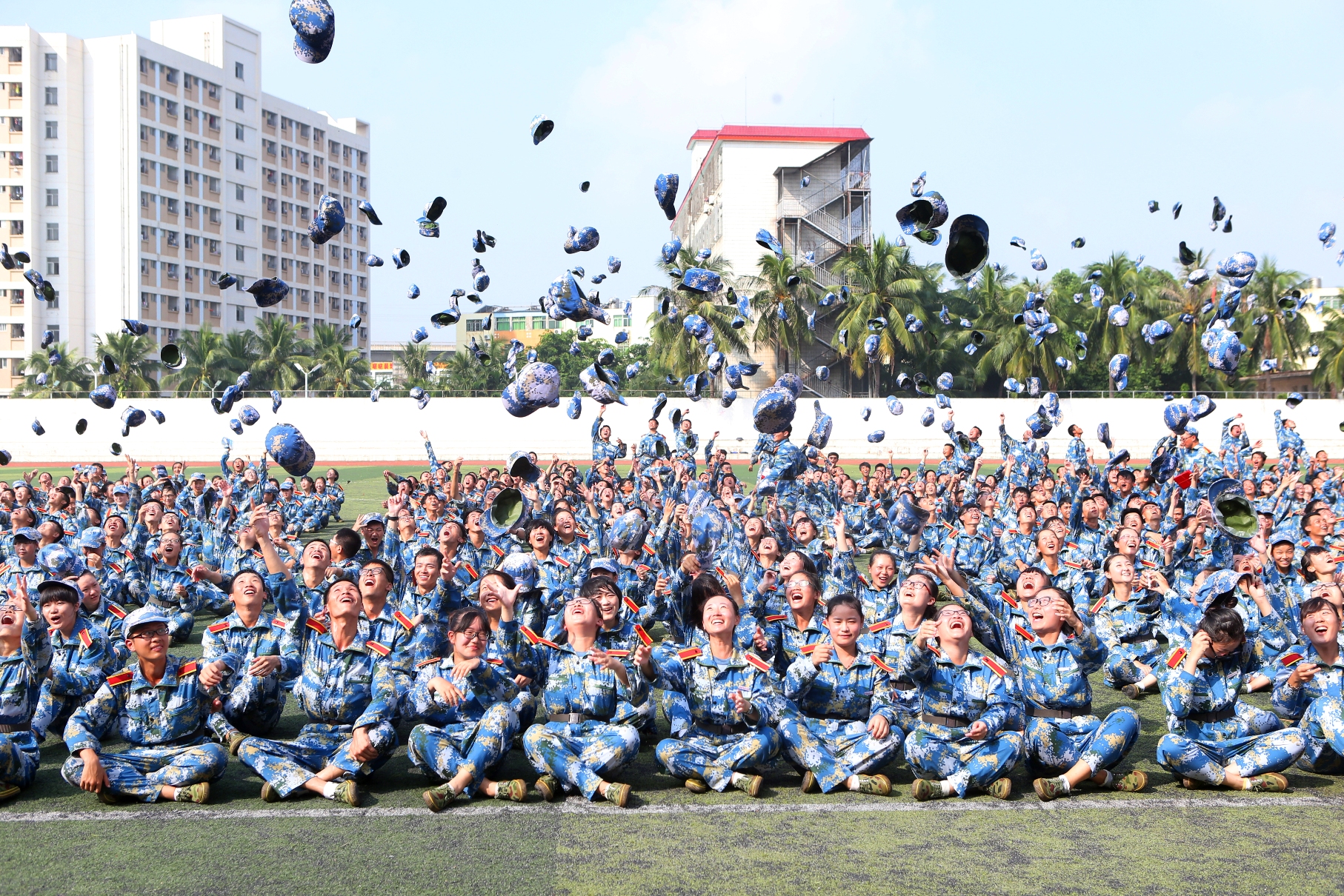 我校2015级新生军训阅兵暨总结表彰大会隆重举行