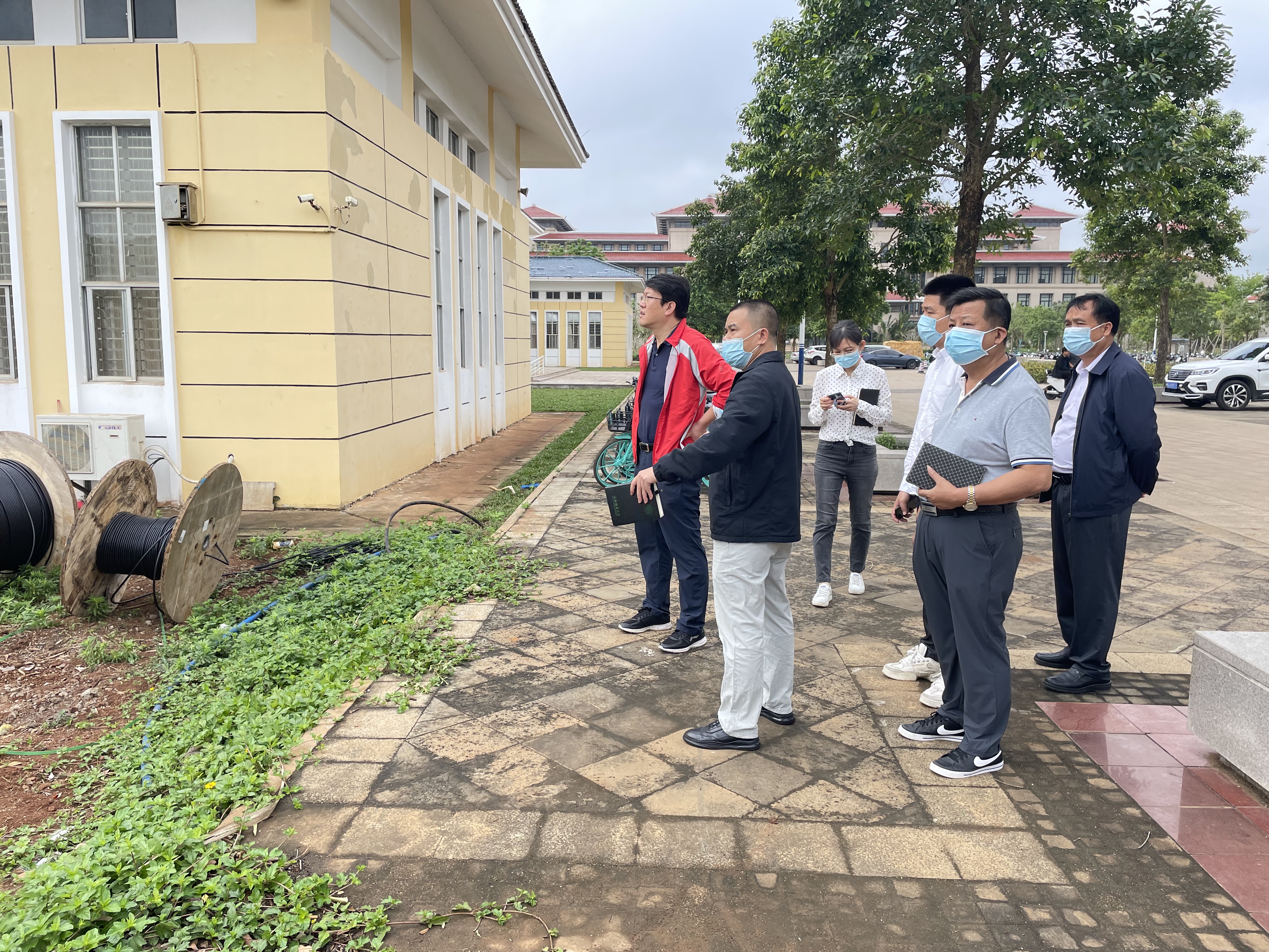 校领导开展校园环境整治工作现场调研