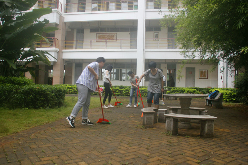 爱国卫生,积极行动――记文学院“爱国卫生日”清扫校园环境卫生活动