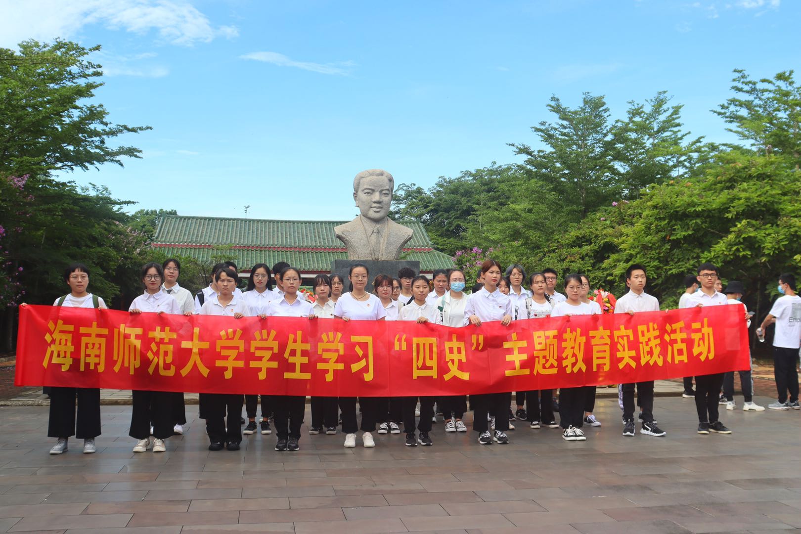 我校师生到符克纪念园开展烈士纪念日活动