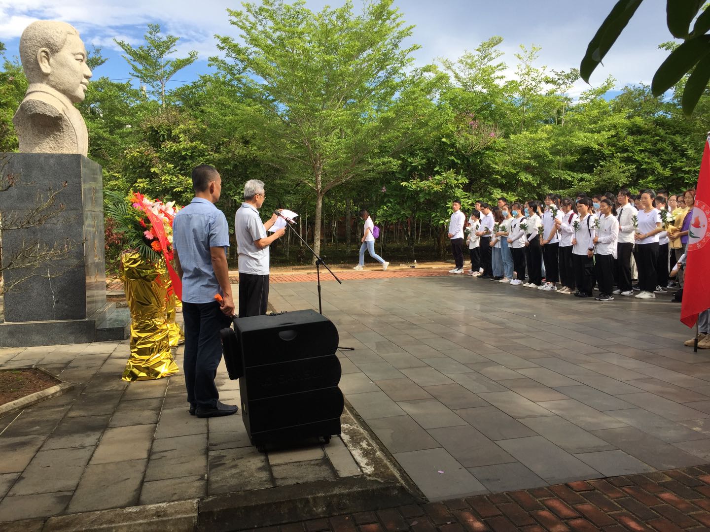 我校师生到符克纪念园开展烈士纪念日活动