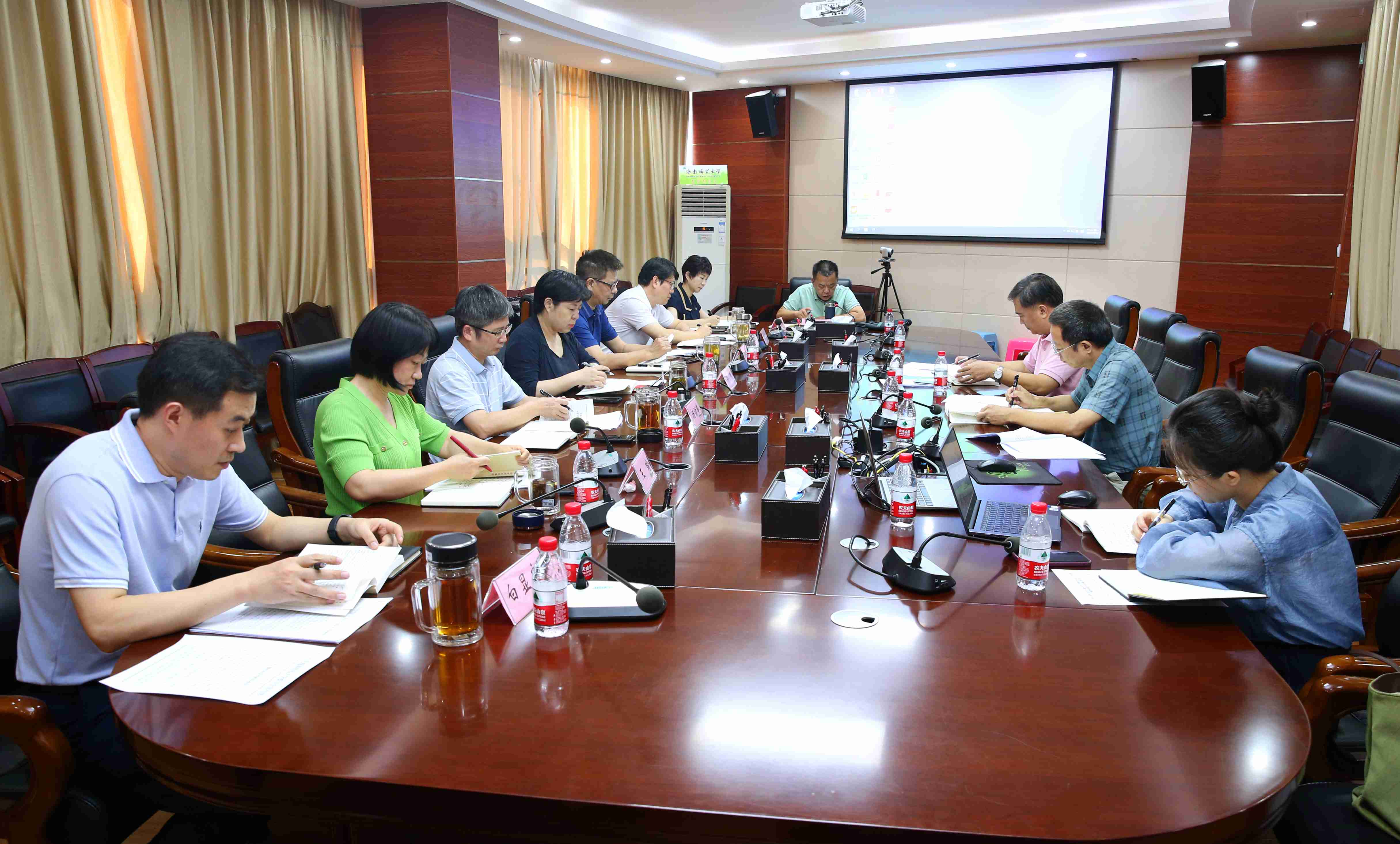 我校党委常委主题教育读书班开展《论党的自我革命》专题学习