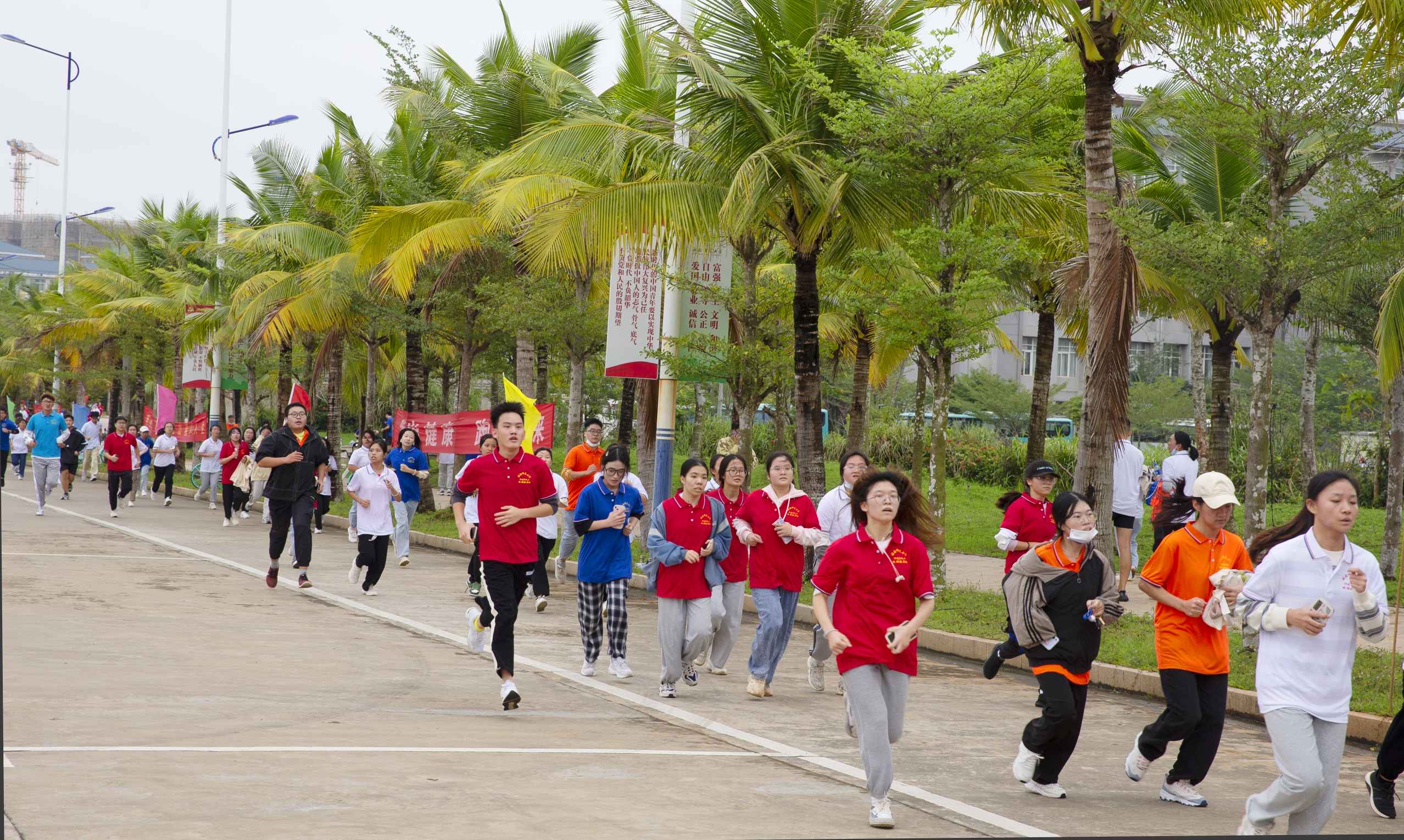 我校举办73周年校庆暨第39届运动会校园健康跑活动
