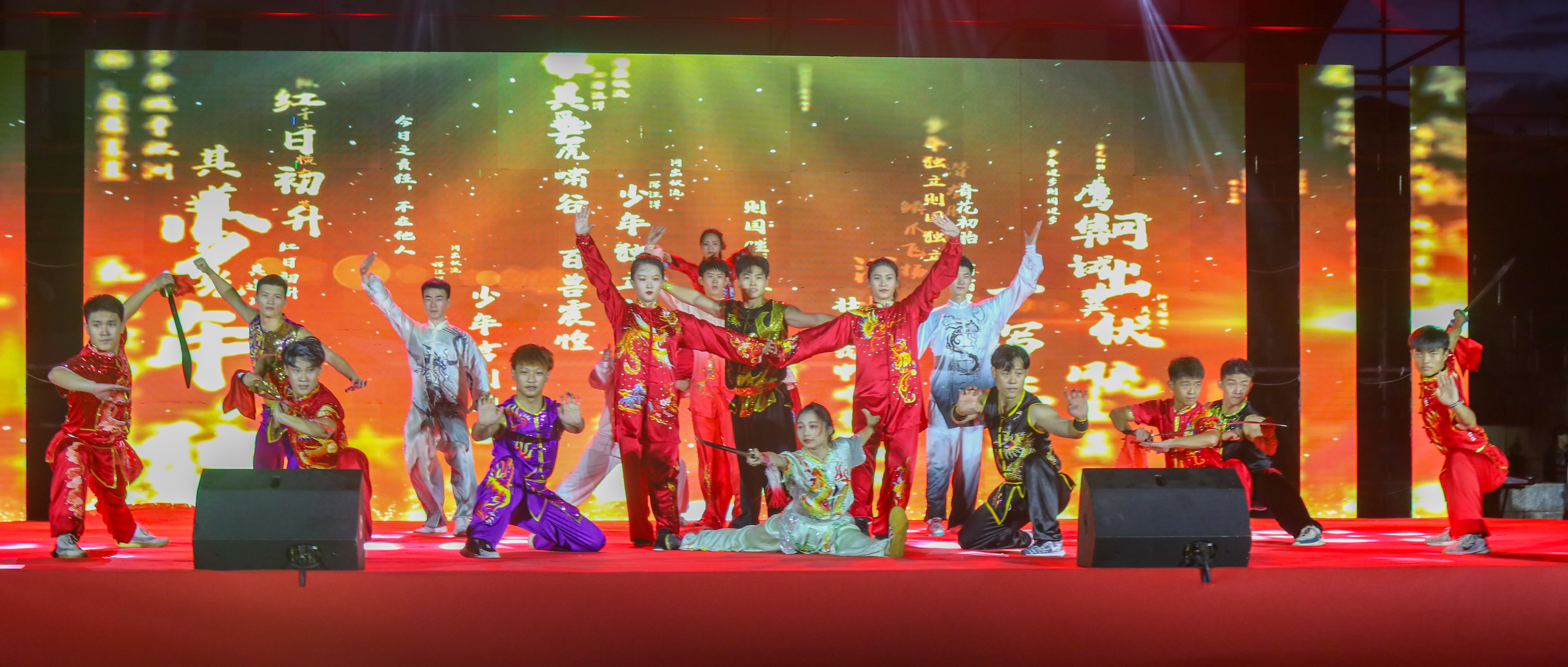 我校举办“百年芳华心向党,扬帆起航梦飞扬” 2022届毕业生欢送晚会