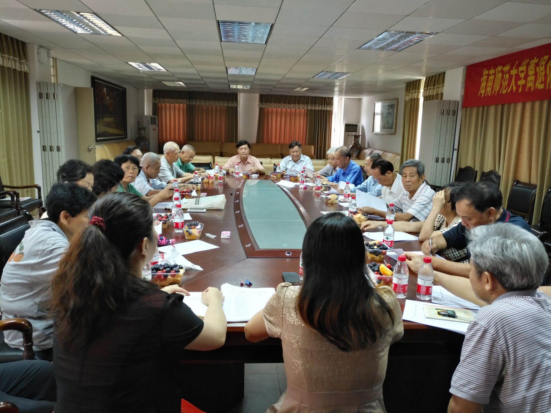 我校召开离退休教职工座谈会