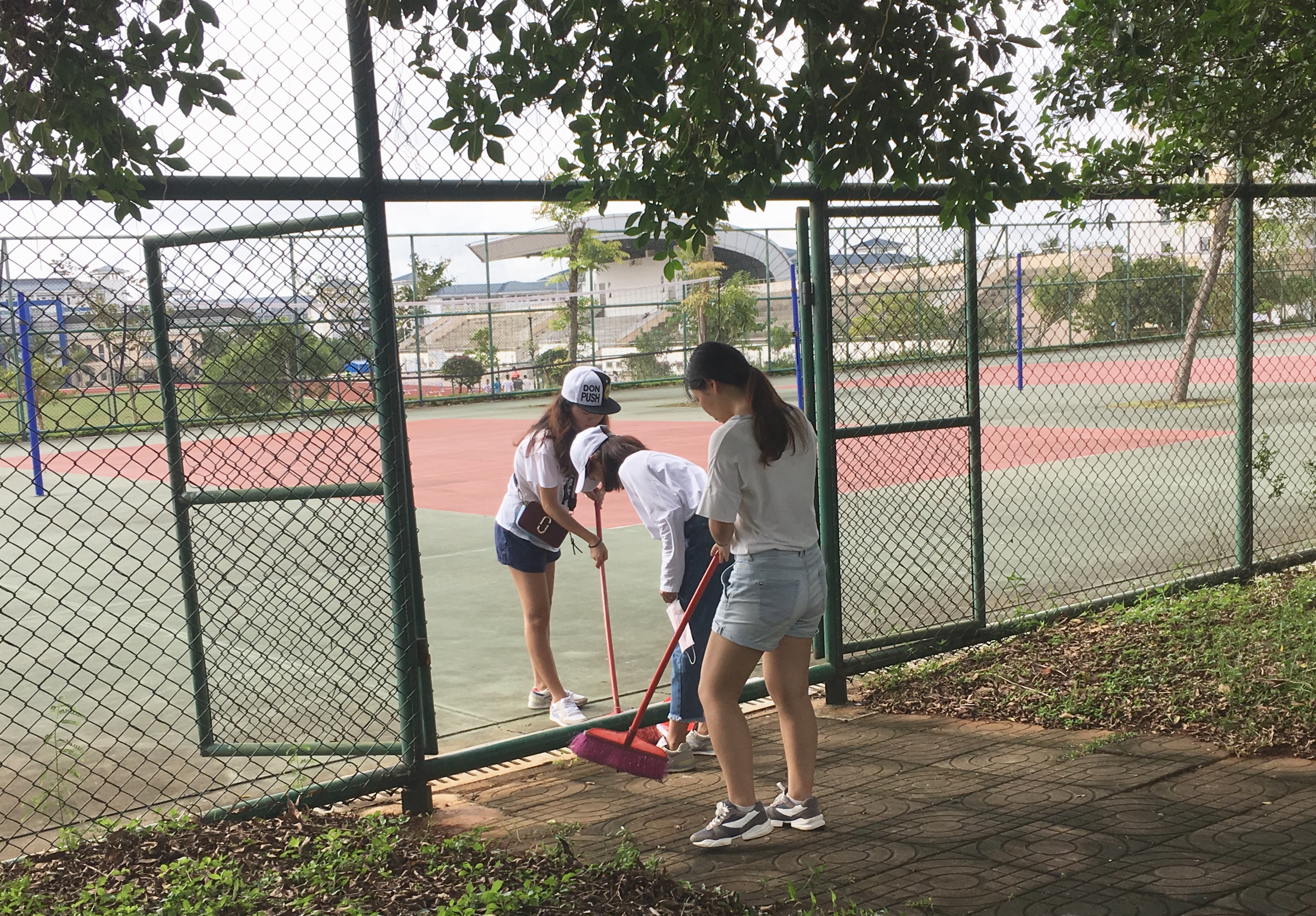 美丽校园我先行――记新闻传播与影视学院学生清扫校园责任田活动