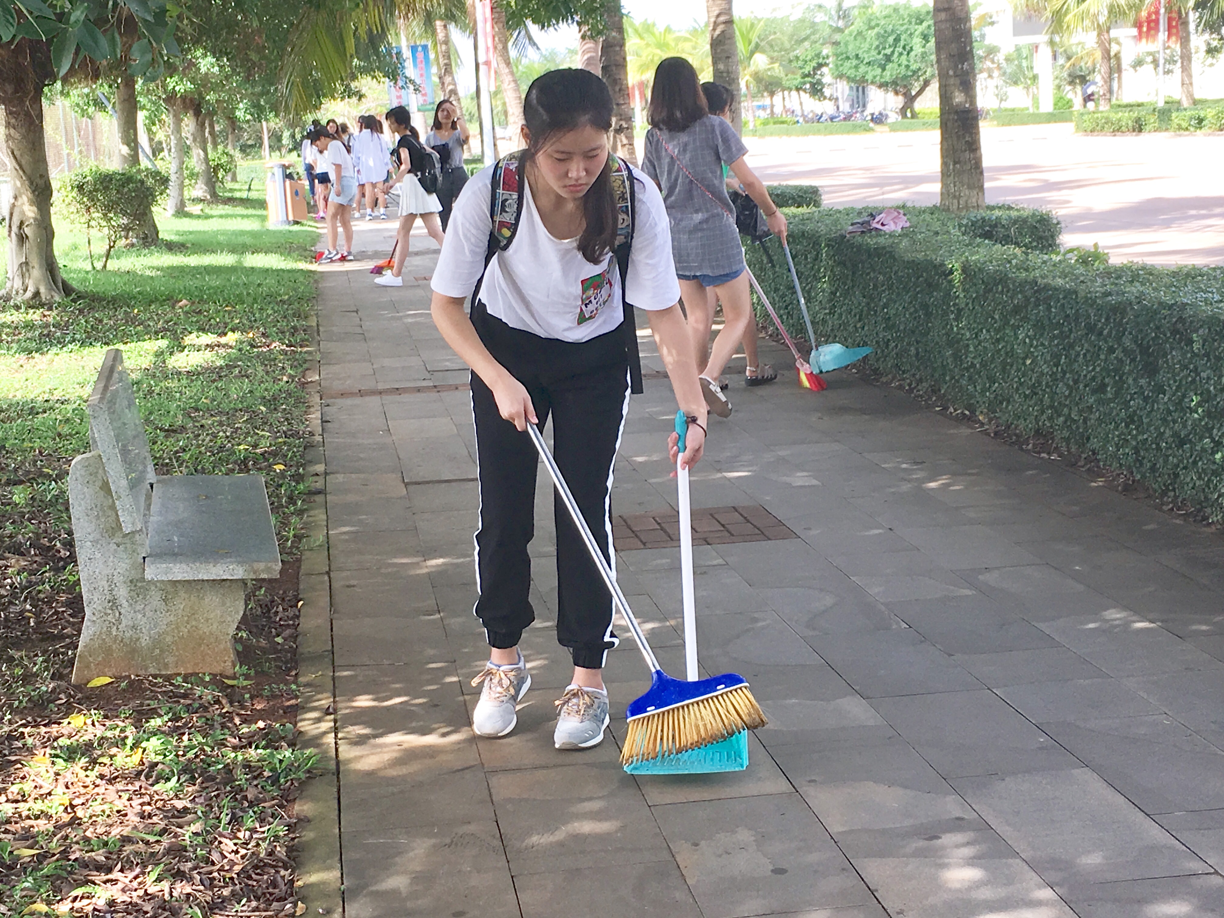 美丽校园我先行――记新闻传播与影视学院学生清扫校园责任田活动