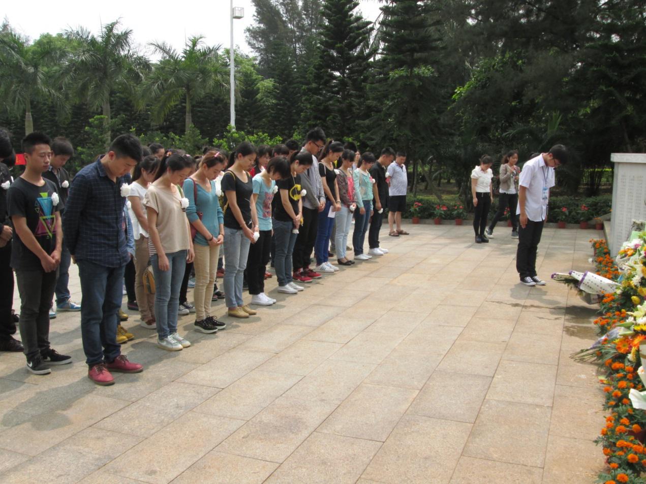 缅怀先烈,铭记历史――记经济与管理学院第一学生党支部“清明节扫墓”活动