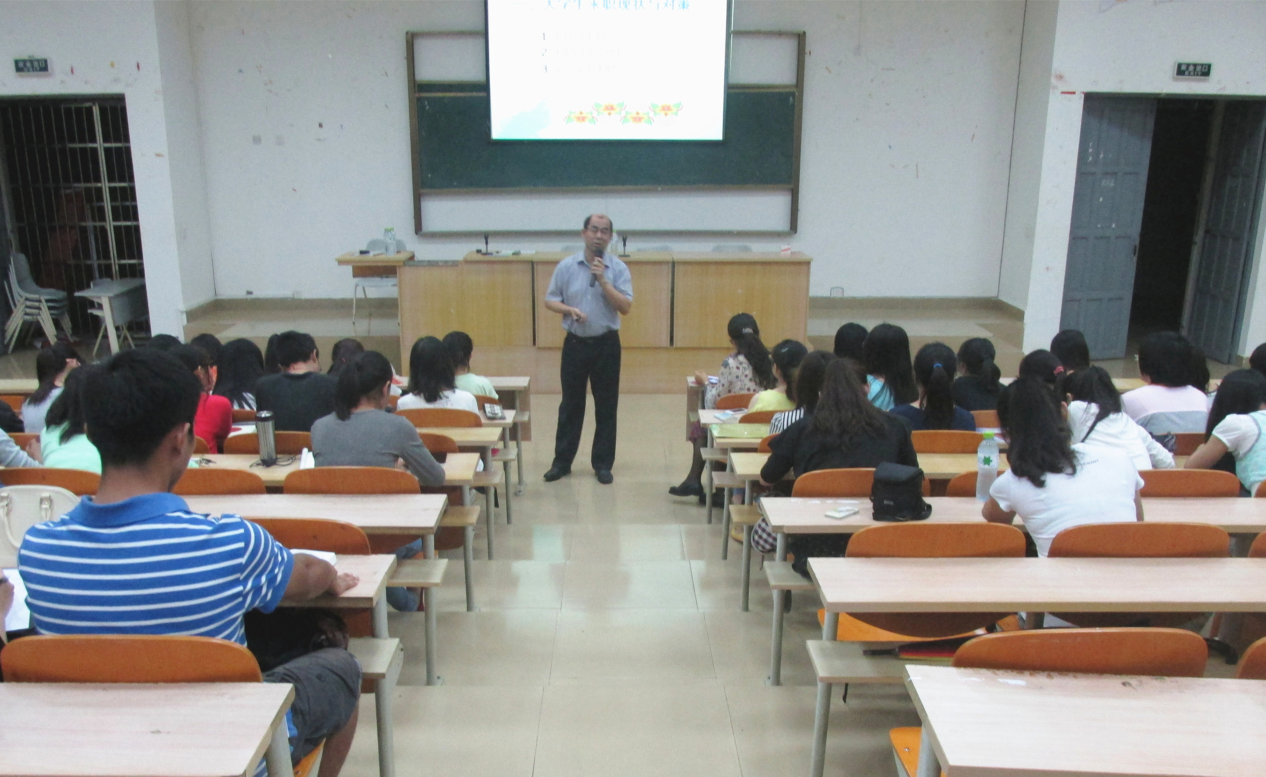 学会敲开职场大门——记文学院就业指导讲座
