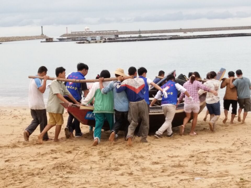校团委组织志愿者开展灾后重建志愿服务活动