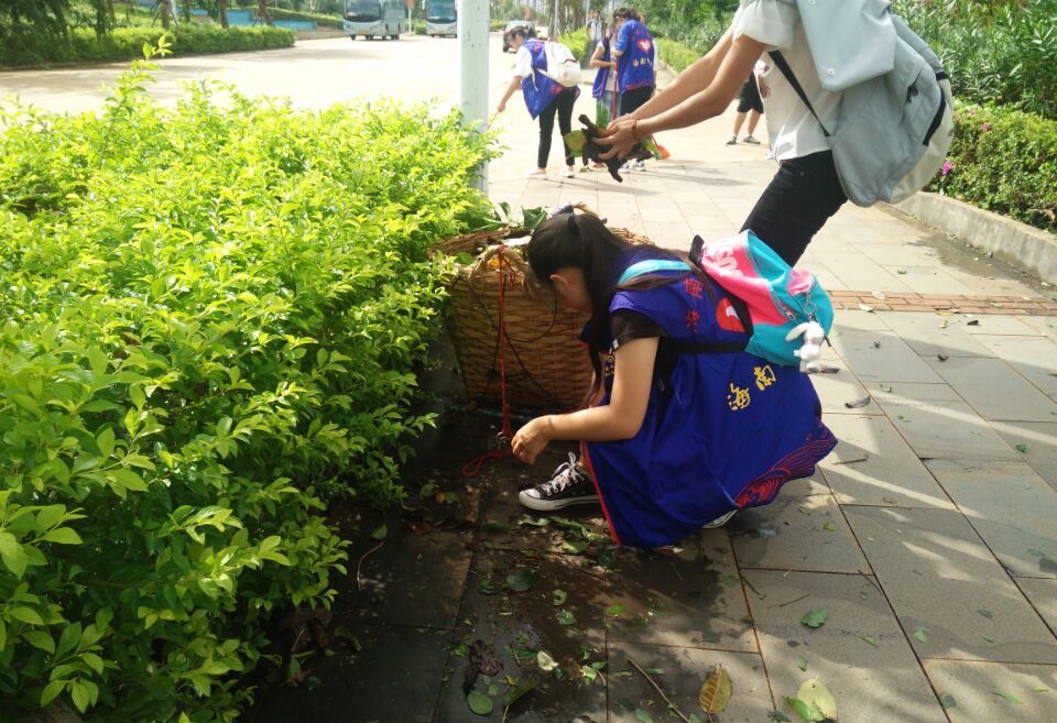 校团委组织志愿者开展灾后重建志愿服务活动