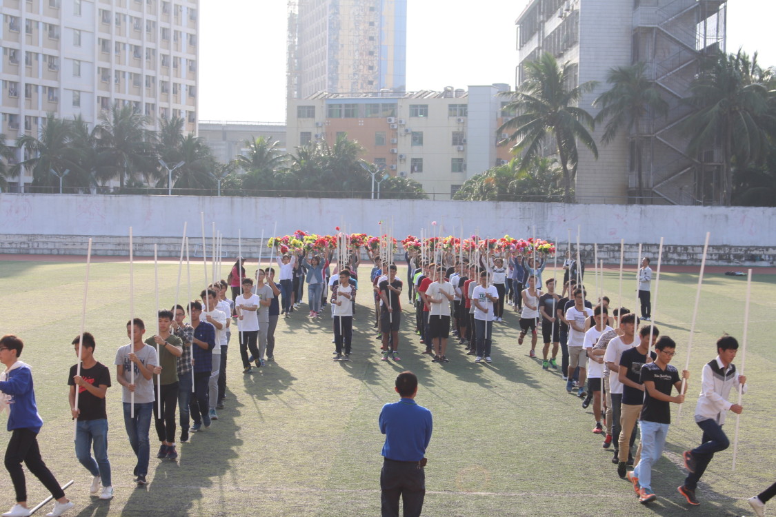 青年之声·展精神面貌,显活力激情——记第33届校运会物电学院红旗方阵旗手