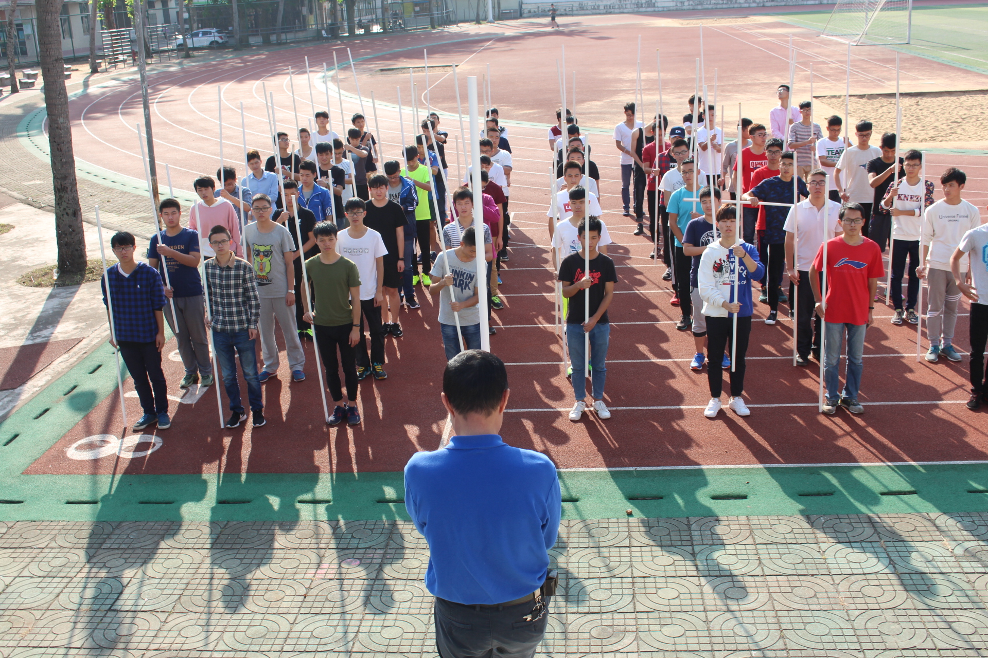 青年之声·展精神面貌,显活力激情——记第33届校运会物电学院红旗方阵旗手