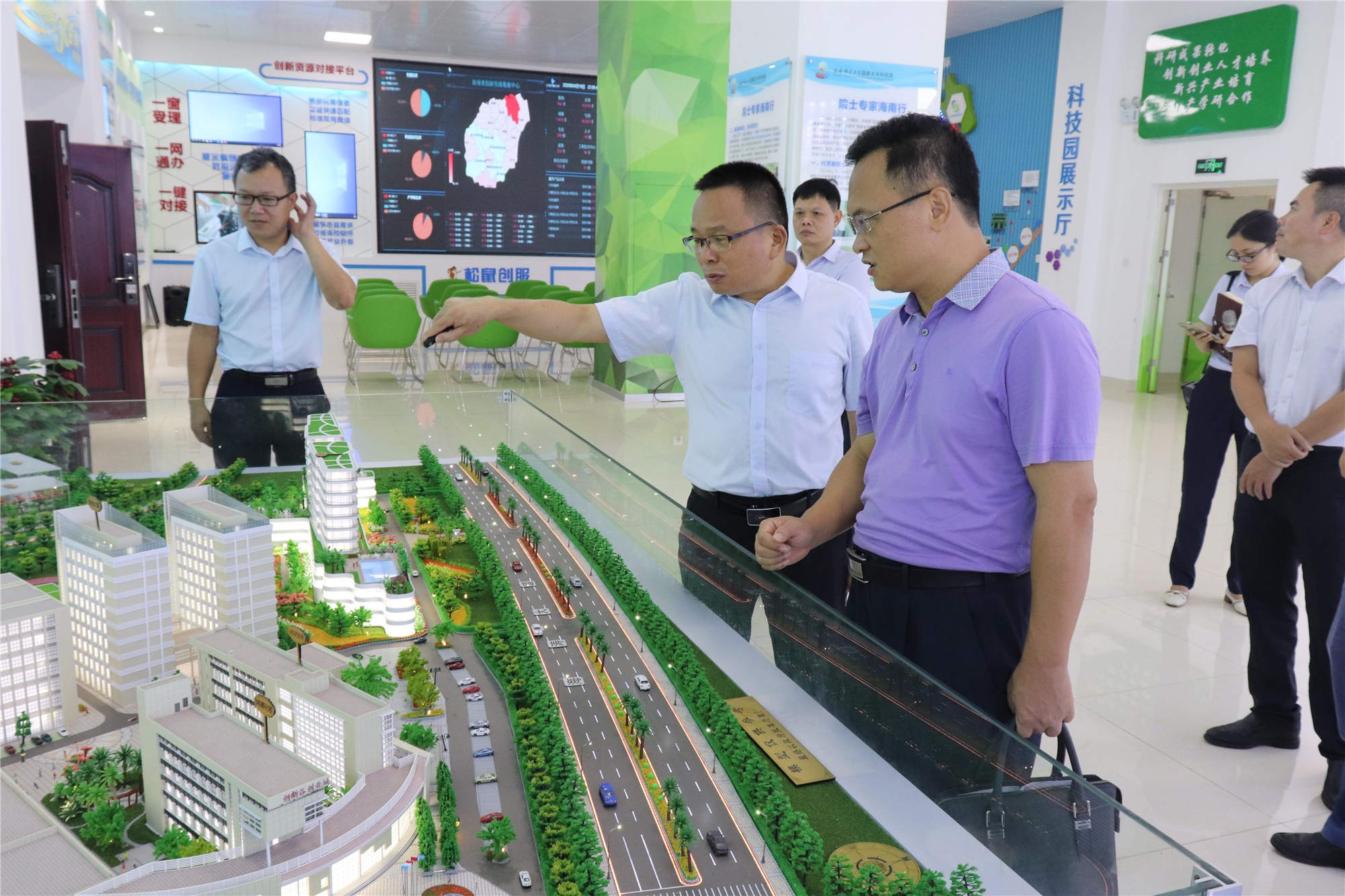 校领导走访调研海南师范大学国家科技园
