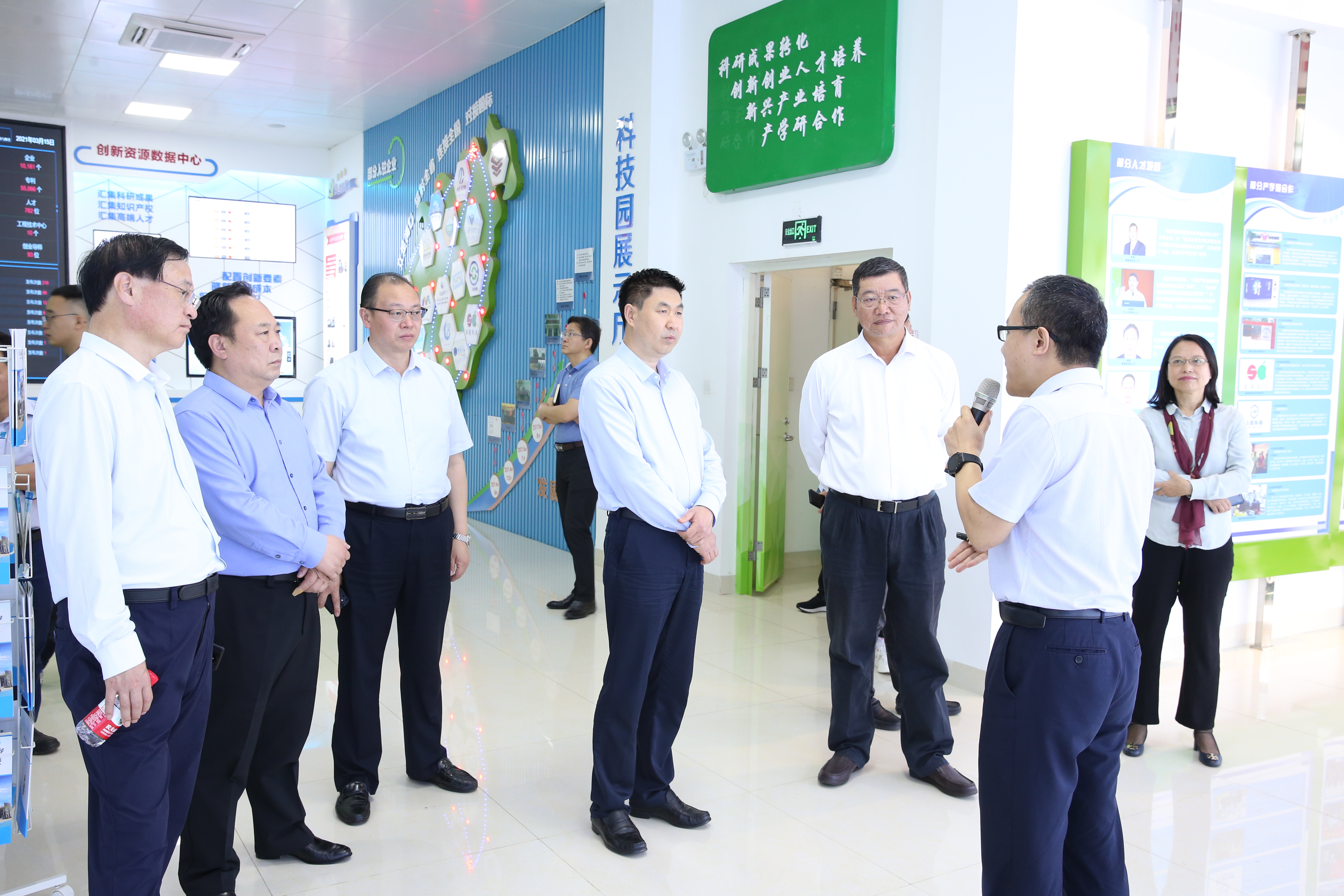 郑州大学党委书记宋争辉一行到我校考察交流