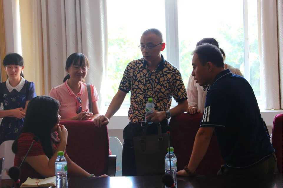     外国语学院召开2015级新生家长见面会