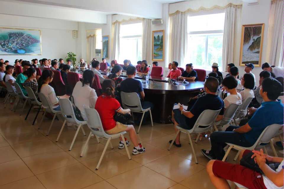     外国语学院召开2015级新生家长见面会