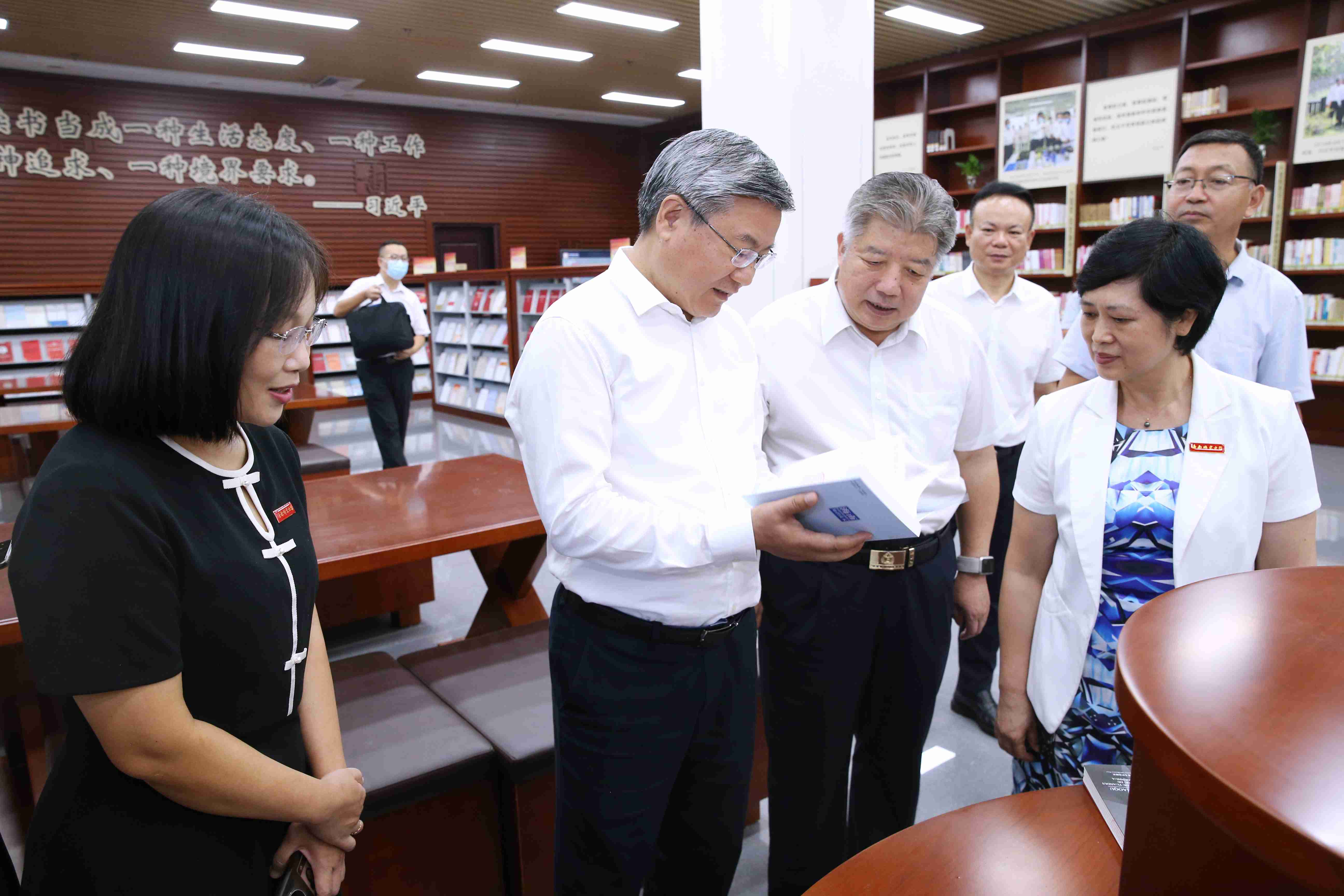 李荣灿在海南师范大学调研时强调 突出界别特色 发挥界别优势 在政协委员联系界别群众工作中发挥示范引领作用