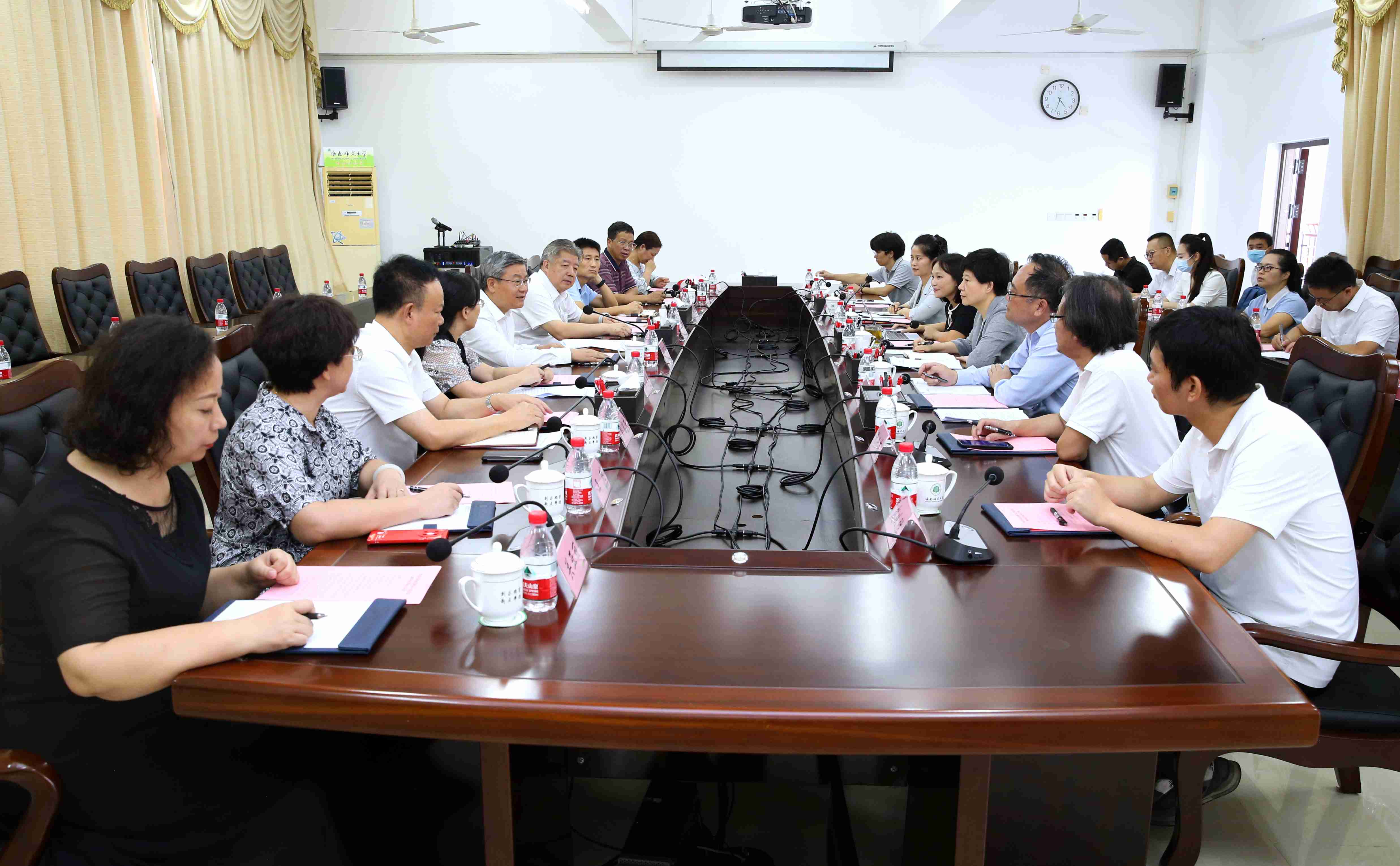 李荣灿在海南师范大学调研时强调 突出界别特色 发挥界别优势 在政协委员联系界别群众工作中发挥示范引领作用