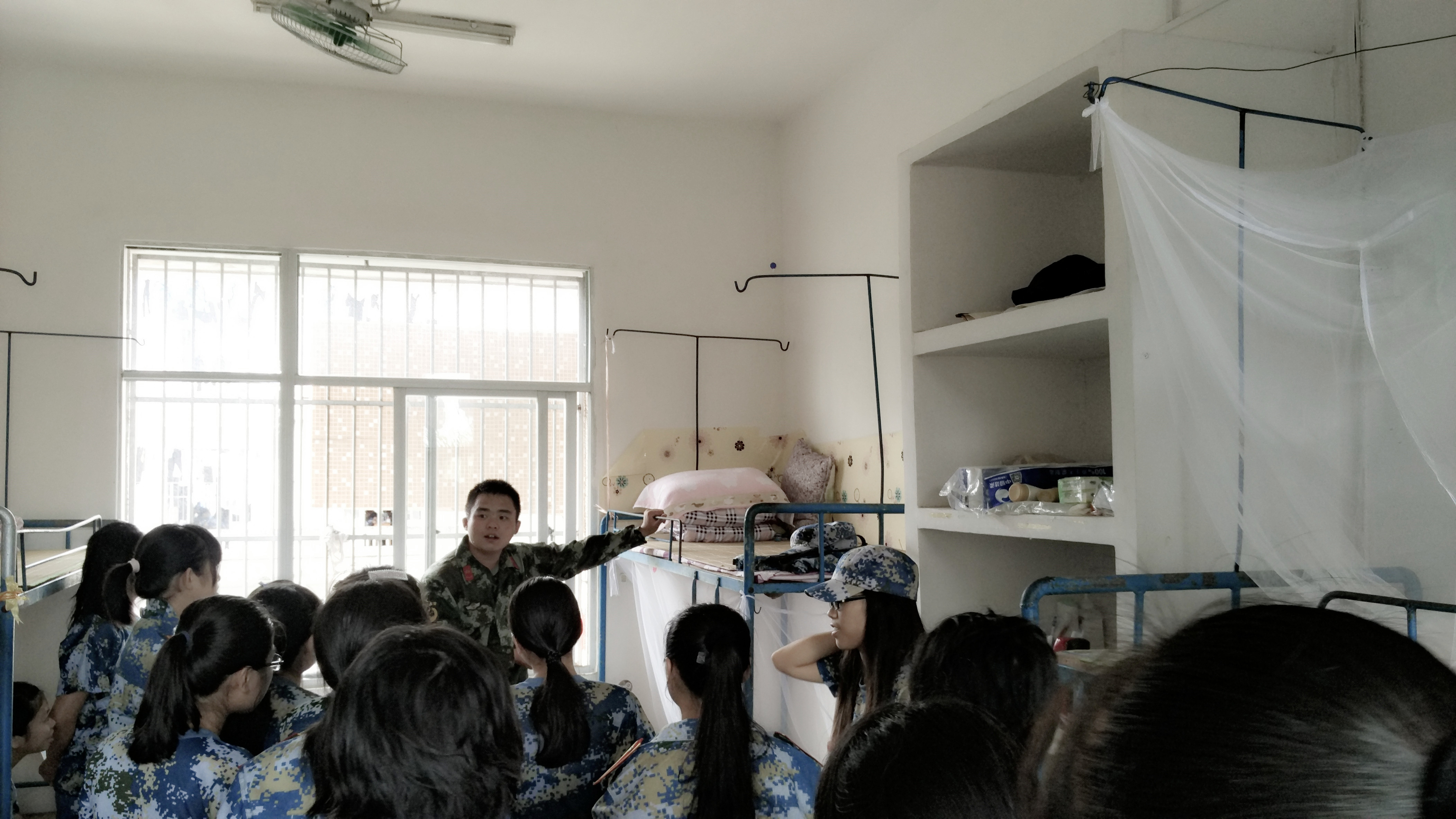 训练勤勤恳恳 生活井井有条――记物理与电子工程学院“双创”军训相结合开展新生宿舍