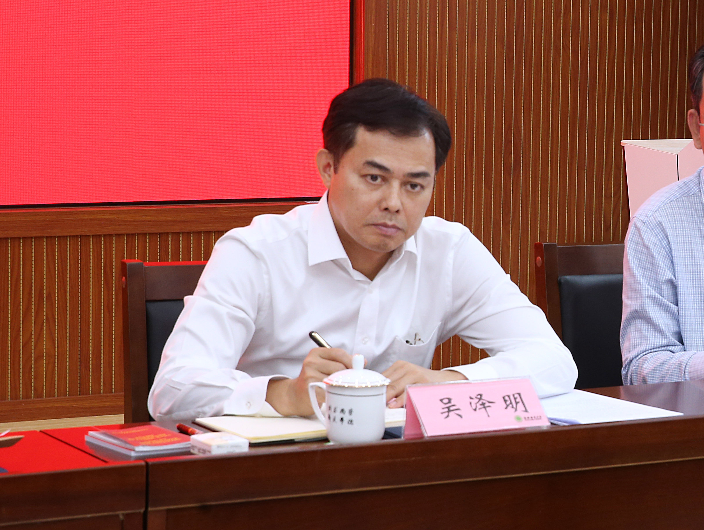 省委常委、宣传部长肖莺子一行来我校调研